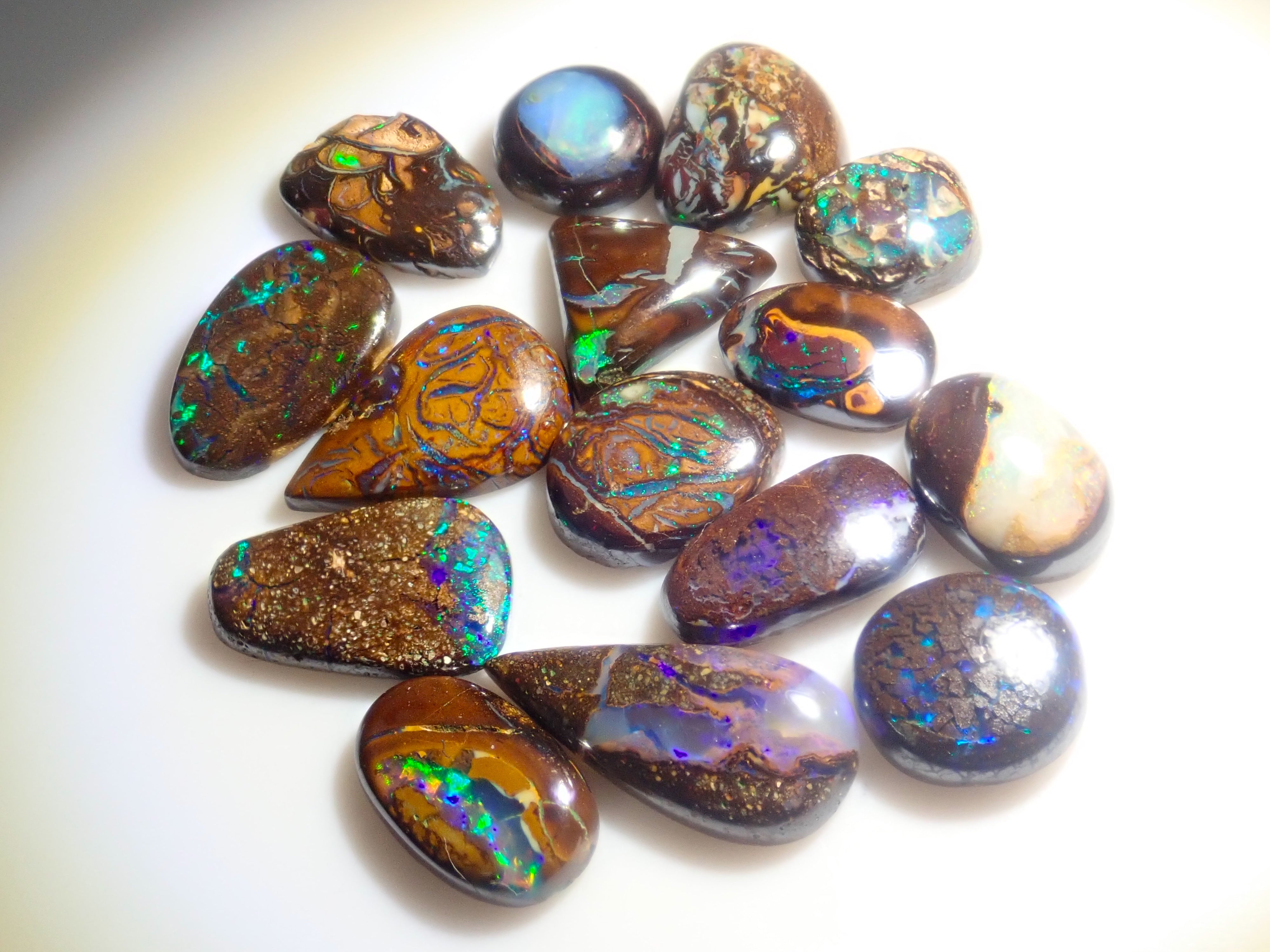 限量 15 顆寶石,其中 1 顆為澳洲鐵蛋白石散石,可享多顆購買折扣