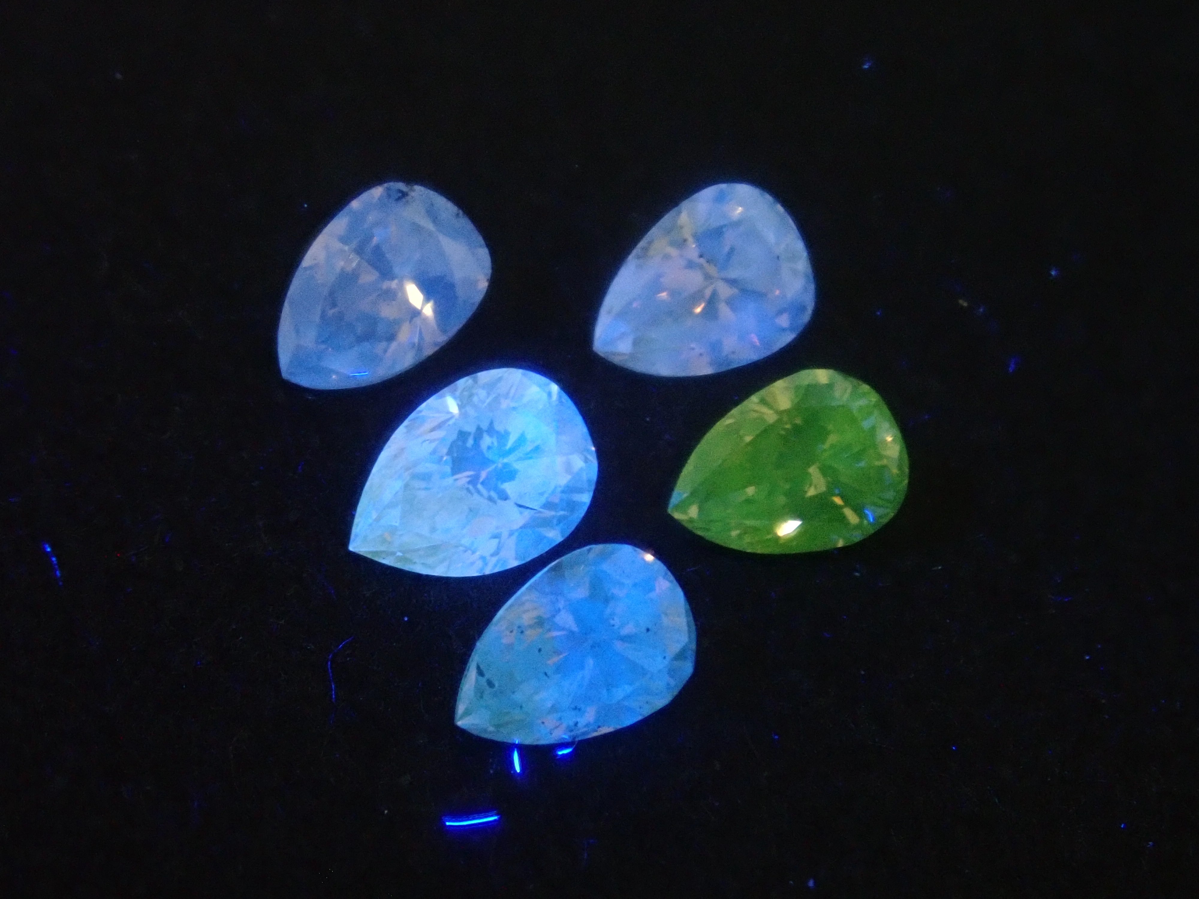 【4/18 22時販売】《限定5石》蛍光タイプのブラウンダイヤモンド1石ルース(ペアシェイプ,SIクラス相当,0.2ctUP)《複数購入割引有》