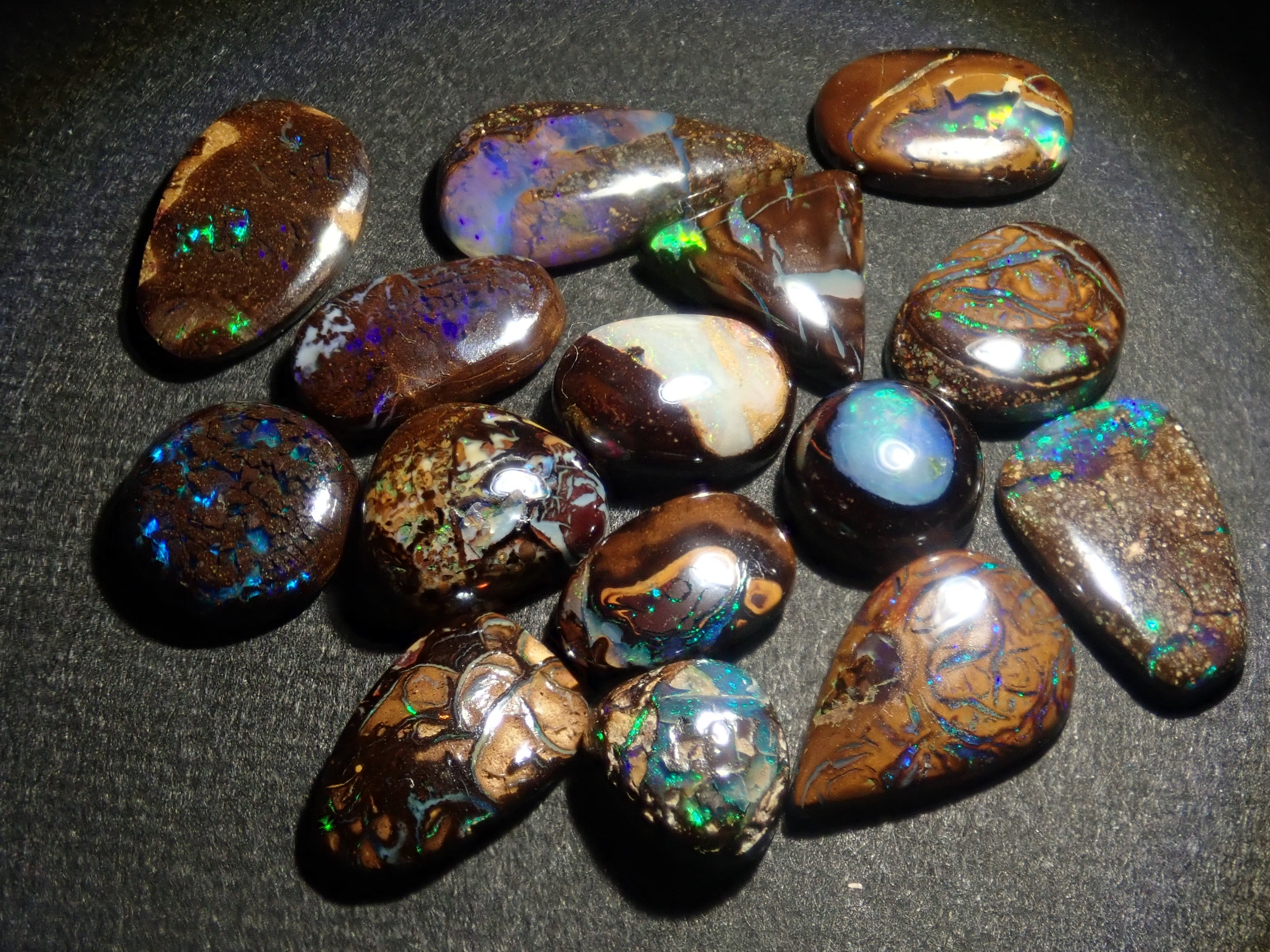 限量 15 顆寶石,其中 1 顆為澳洲鐵蛋白石散石,可享多顆購買折扣