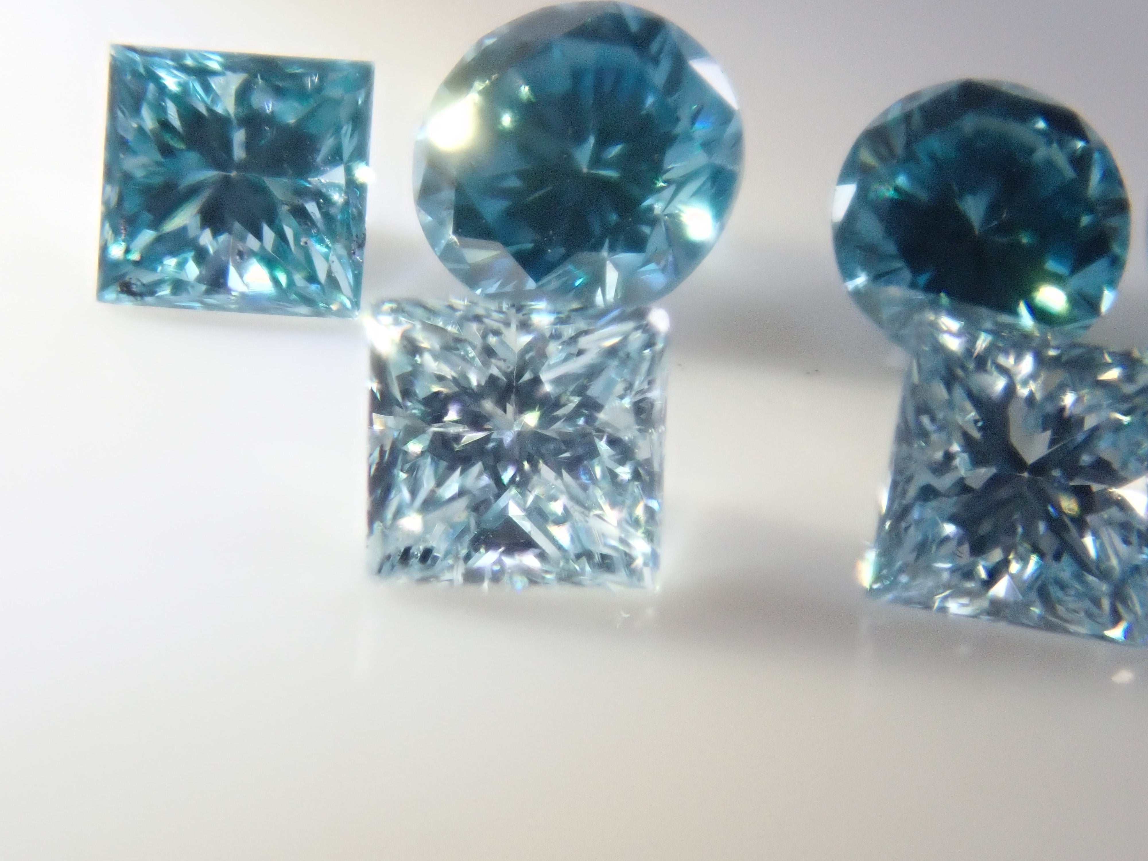 【4/18 22時販売】《限定8石》アイスブルー・ロンドンブルーのトリートダイヤモンド1石(平均0.12ct、VS-SIクラス相当)《複数購入割引有》