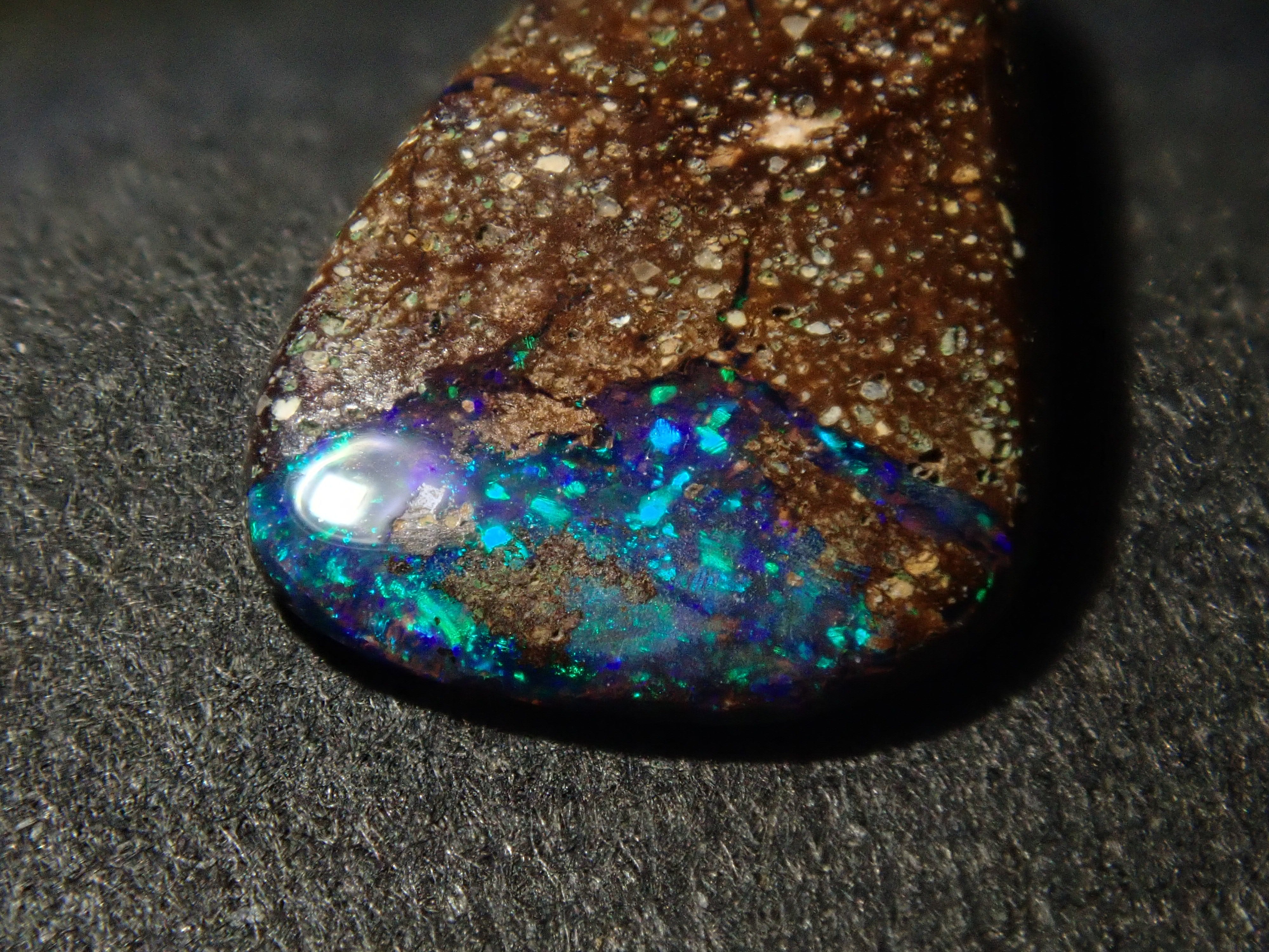 限量 15 顆寶石,其中 1 顆為澳洲鐵蛋白石散石,可享多顆購買折扣