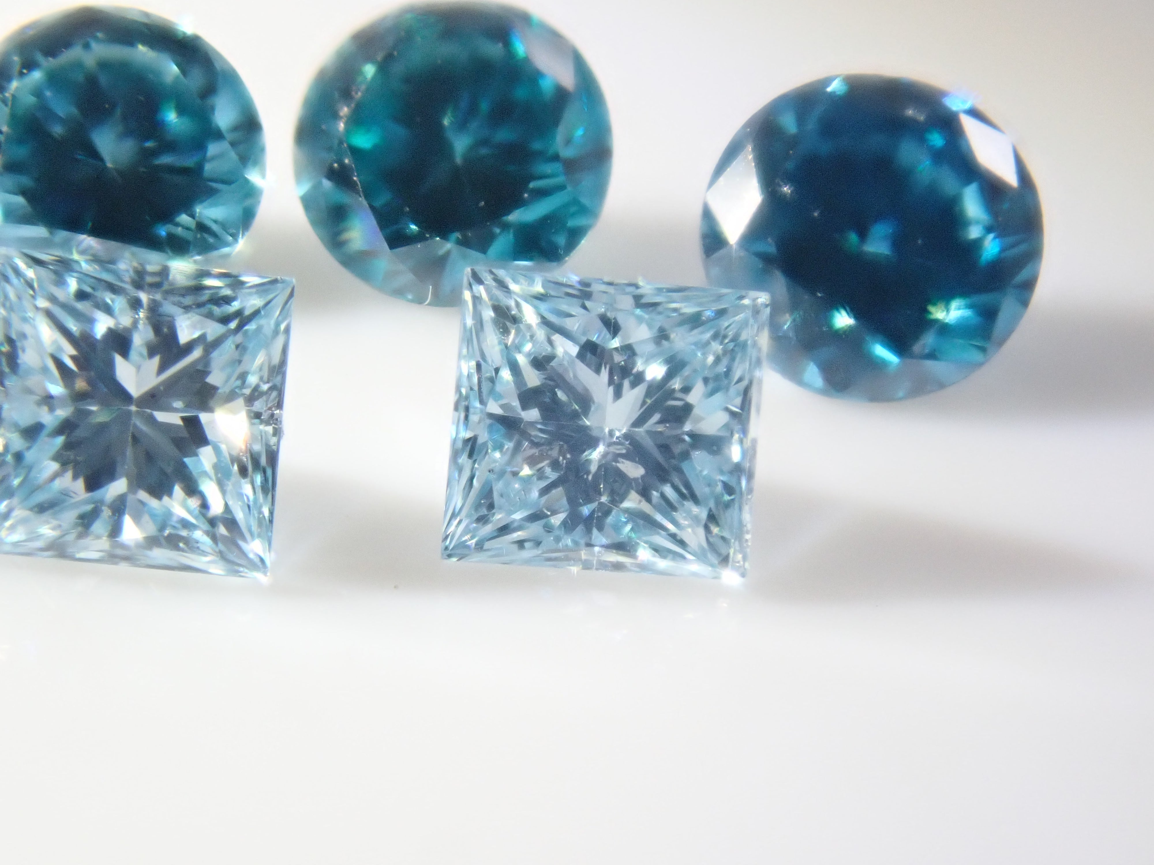 【4/18 22時販売】《限定8石》アイスブルー・ロンドンブルーのトリートダイヤモンド1石(平均0.12ct、VS-SIクラス相当)《複数購入割引有》