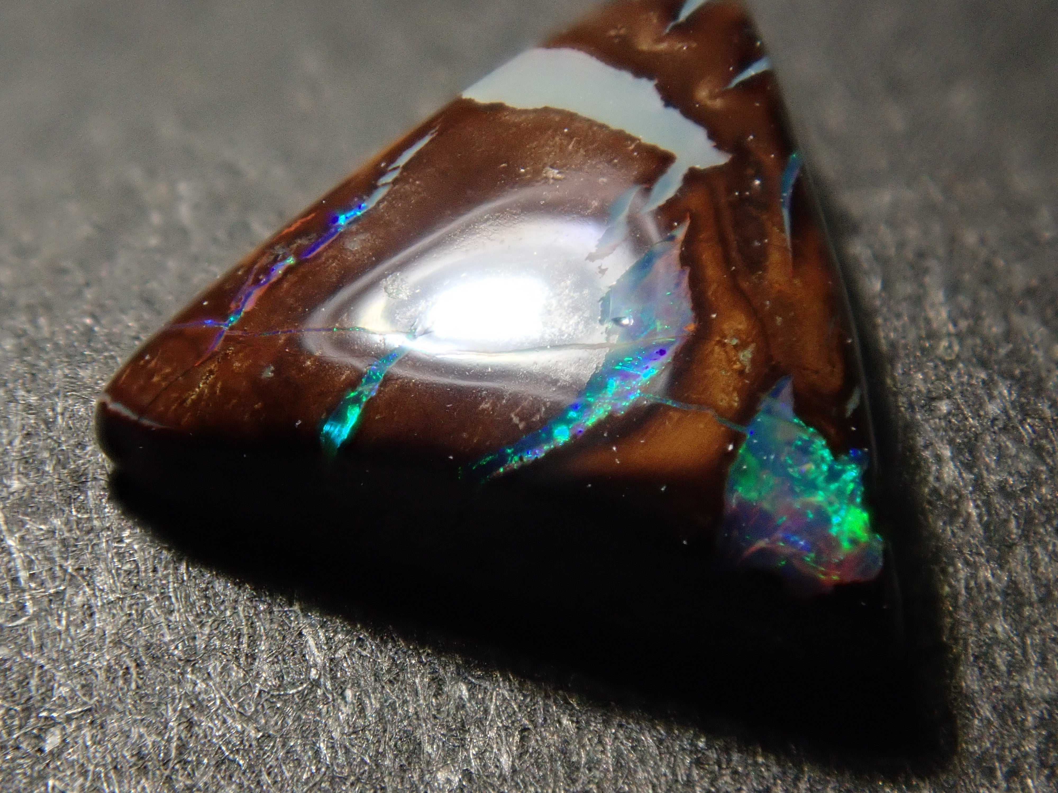 限量 15 顆寶石,其中 1 顆為澳洲鐵蛋白石散石,可享多顆購買折扣