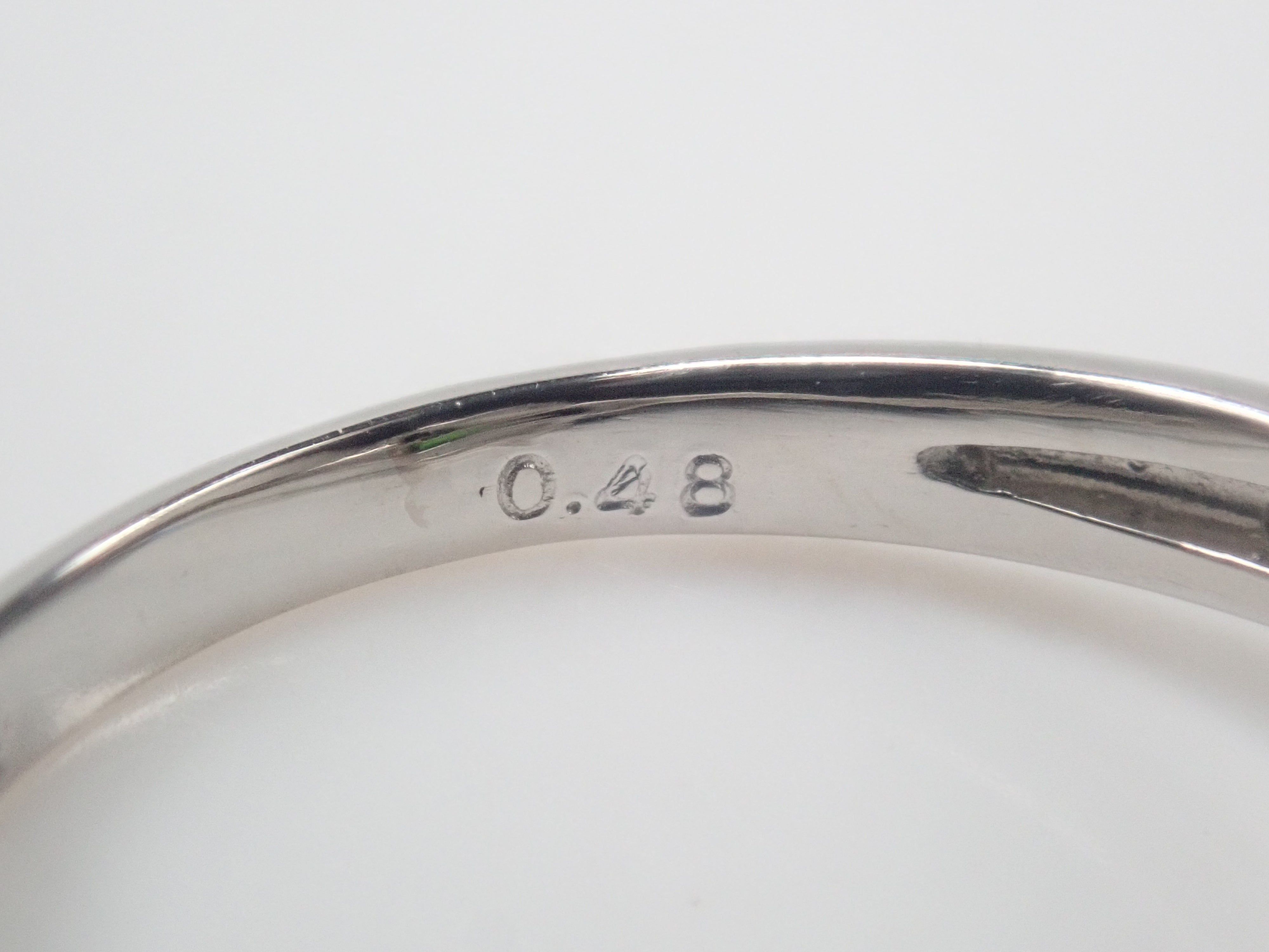 Pt900 俄羅斯翠榴石(馬尾認證)4.3 mm/0.33 克拉,鑽石 0.48 克拉戒指