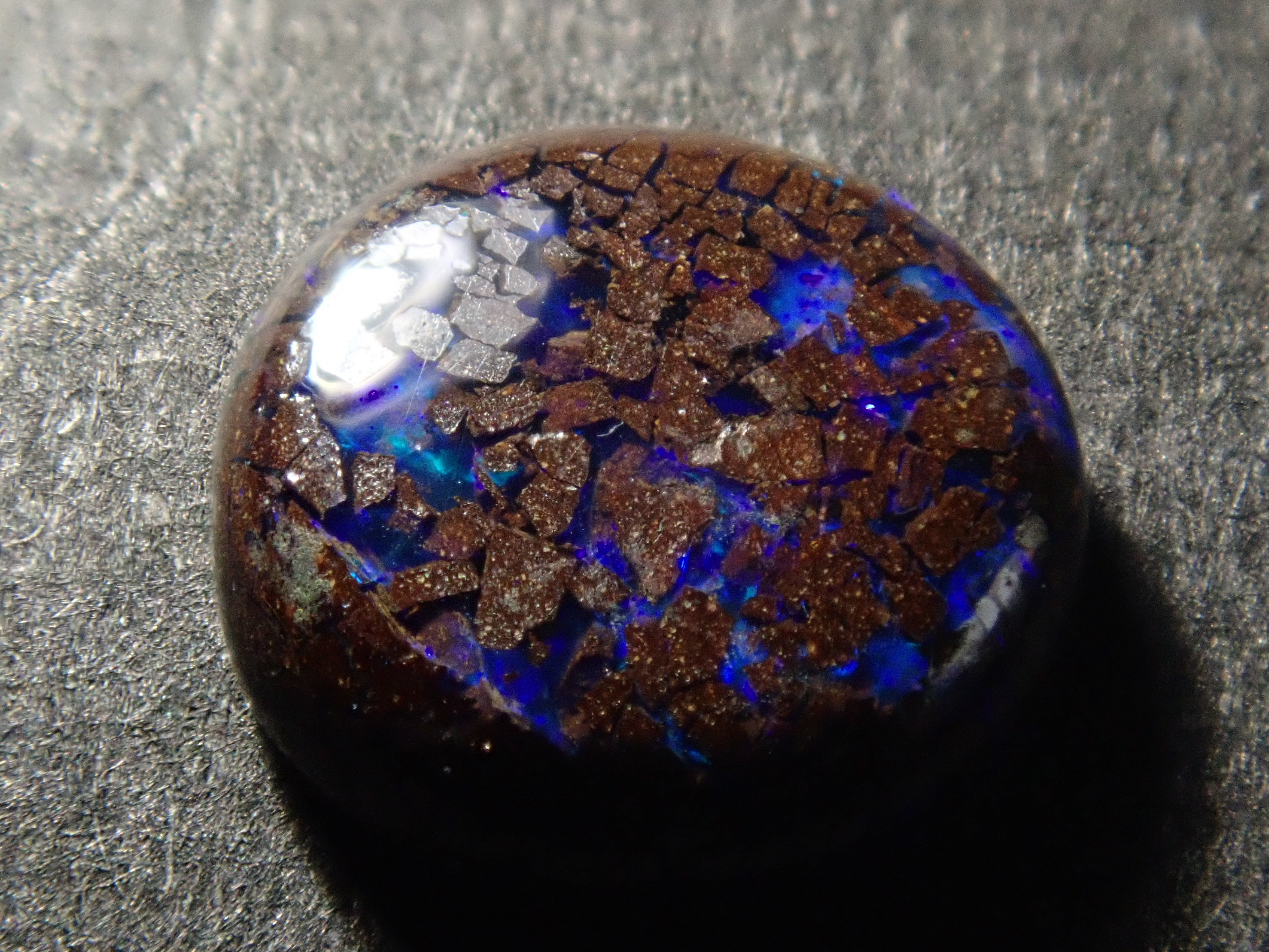 限量 15 顆寶石,其中 1 顆為澳洲鐵蛋白石散石,可享多顆購買折扣