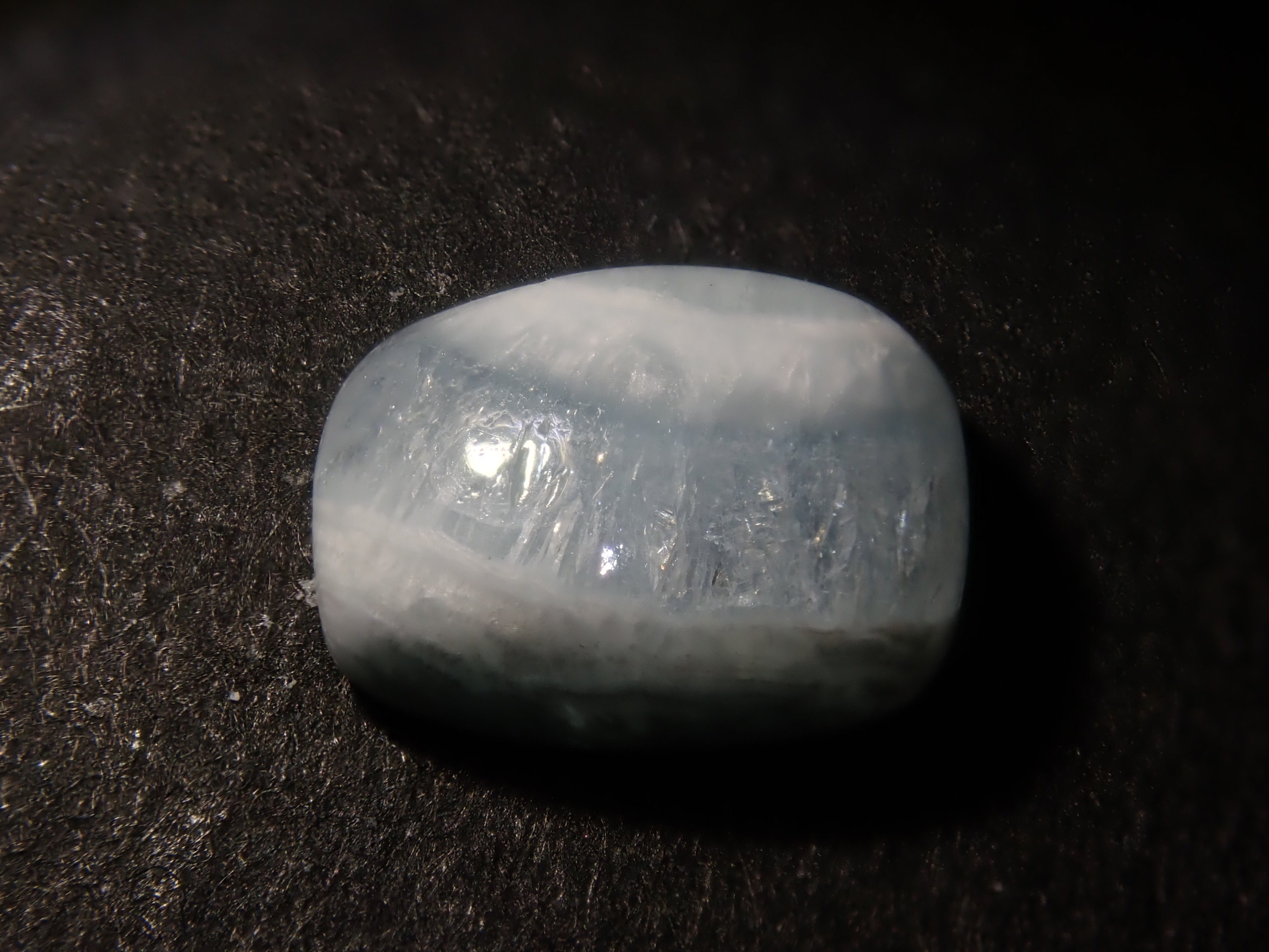 限量 15 顆寶石:1 顆未鑲嵌的菱鋅礦寶石(平均 2 克拉)可享多次購買折扣