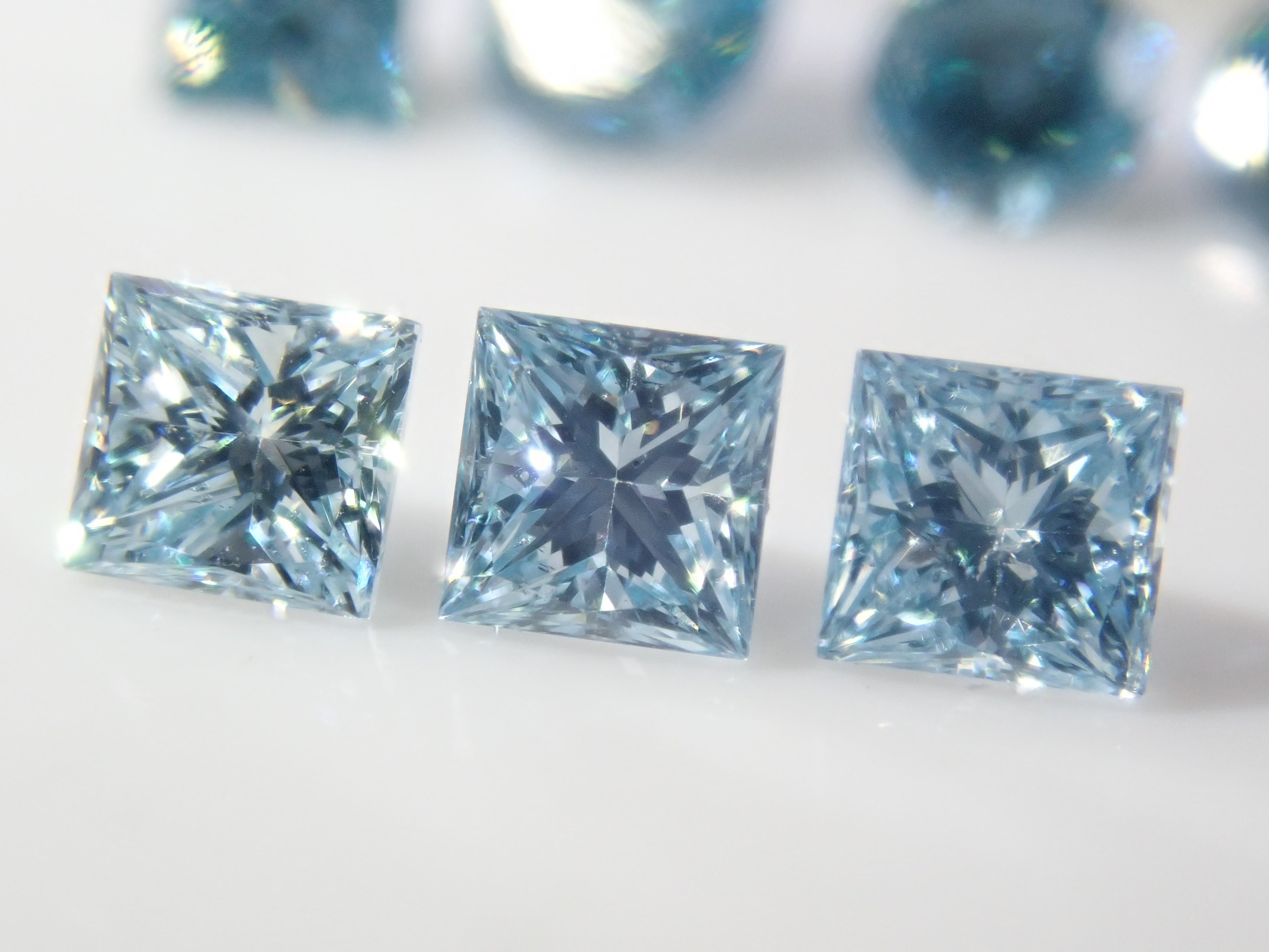 【4/18 22時販売】《限定8石》アイスブルー・ロンドンブルーのトリートダイヤモンド1石(平均0.12ct、VS-SIクラス相当)《複数購入割引有》