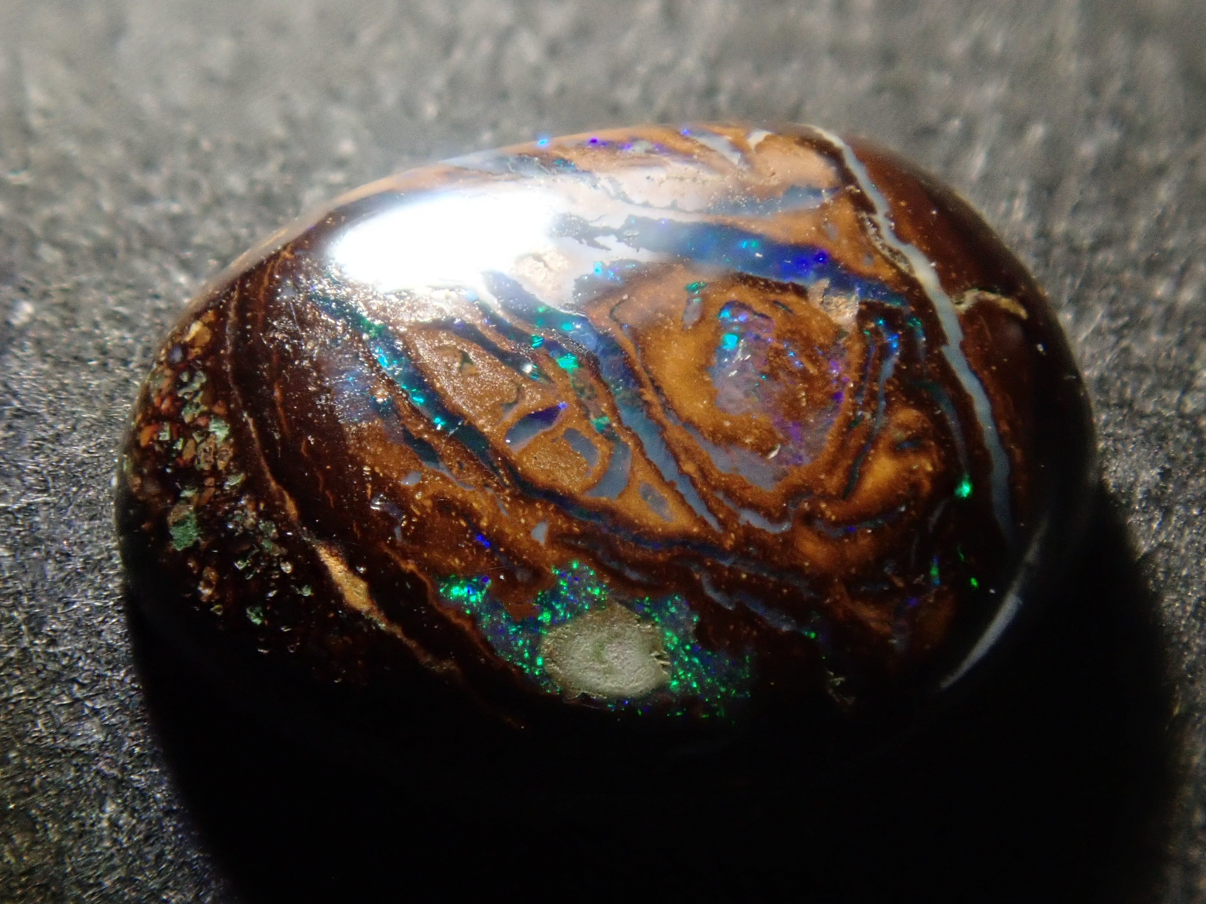 限量 15 顆寶石,其中 1 顆為澳洲鐵蛋白石散石,可享多顆購買折扣