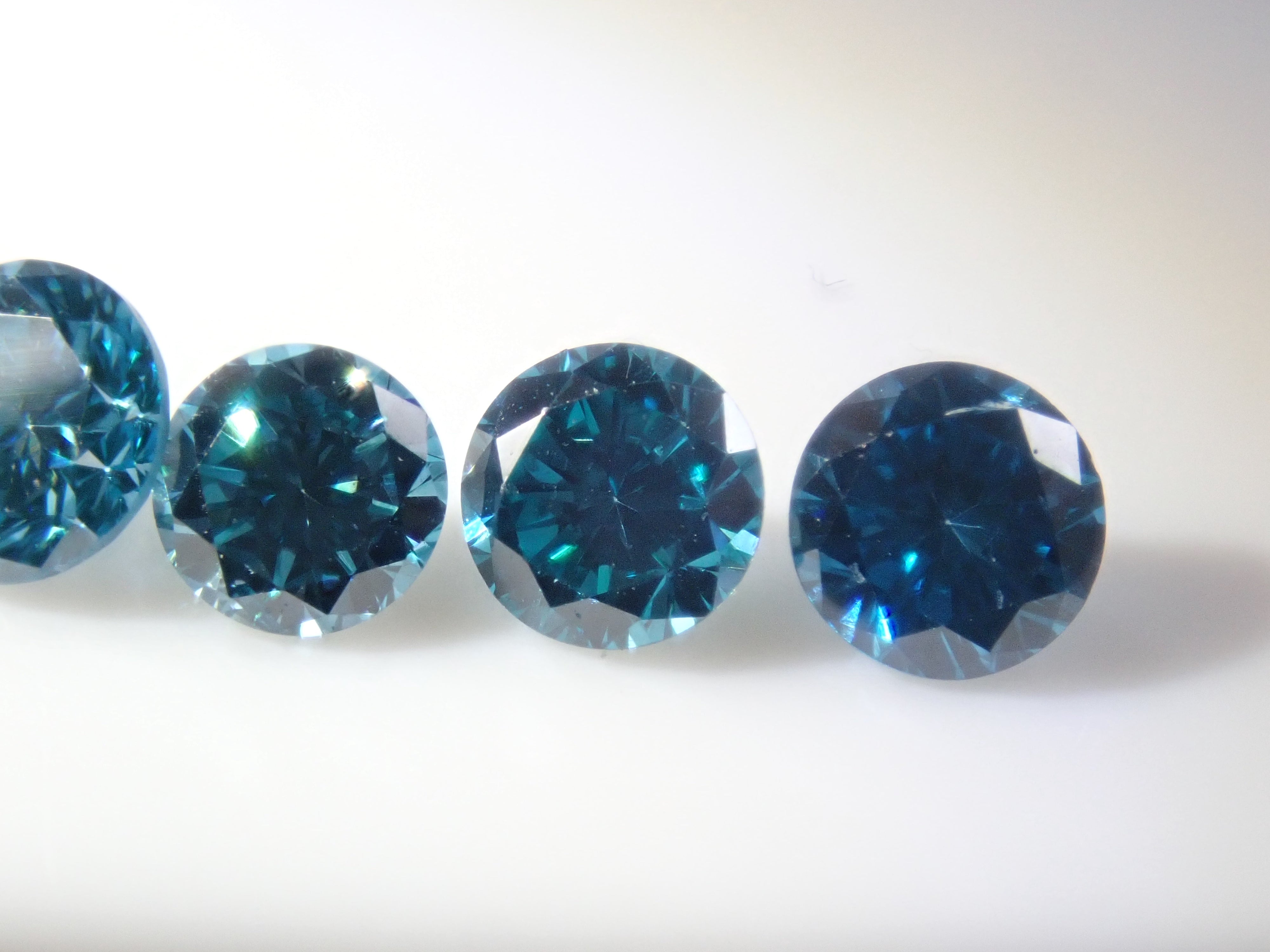 【4/18 22時販売】《限定8石》アイスブルー・ロンドンブルーのトリートダイヤモンド1石(平均0.12ct、VS-SIクラス相当)《複数購入割引有》