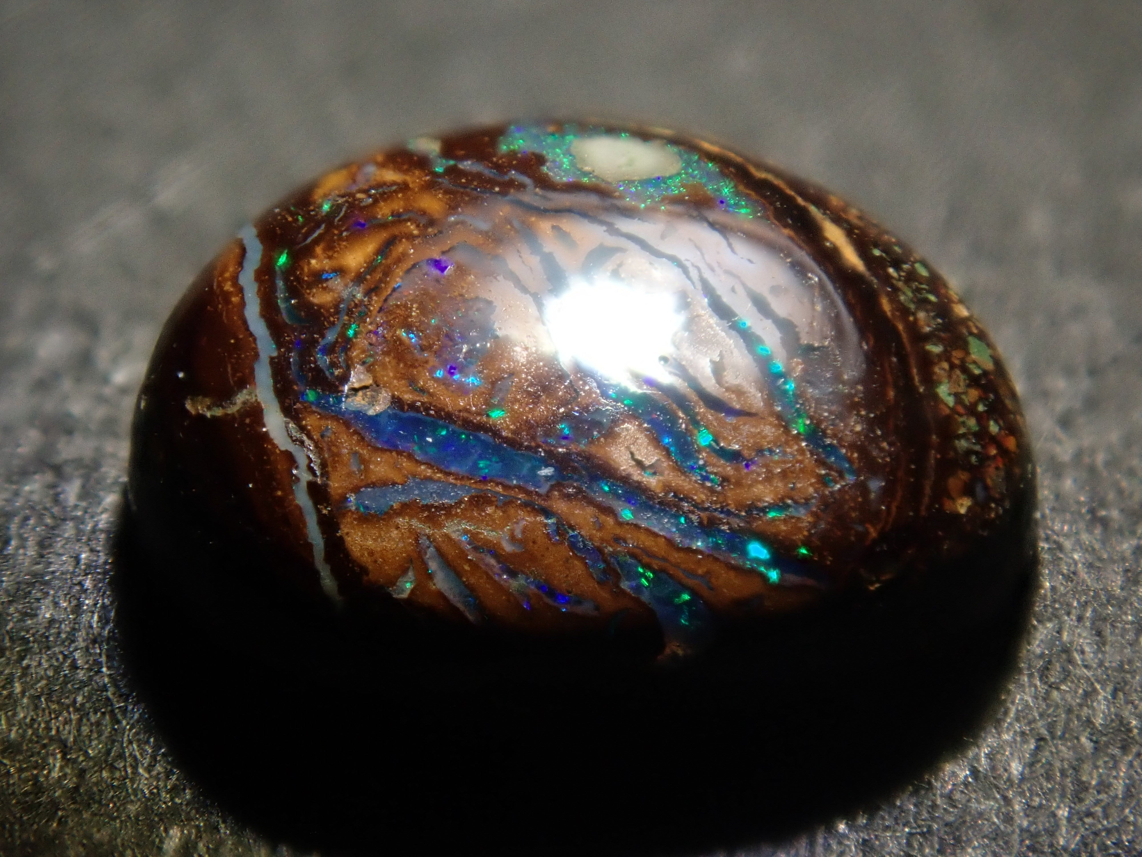 限量 15 顆寶石,其中 1 顆為澳洲鐵蛋白石散石,可享多顆購買折扣