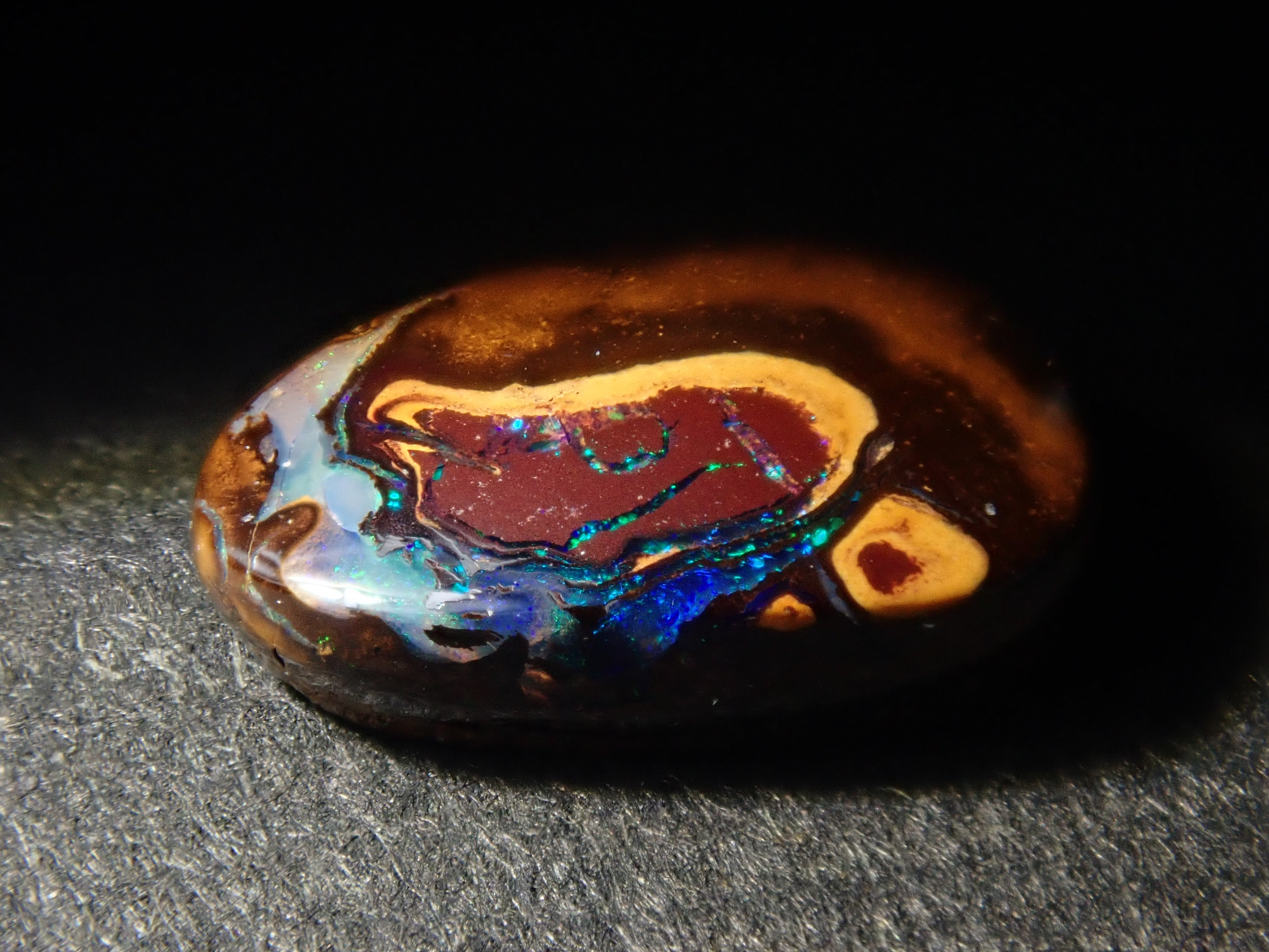 限量 15 顆寶石,其中 1 顆為澳洲鐵蛋白石散石,可享多顆購買折扣