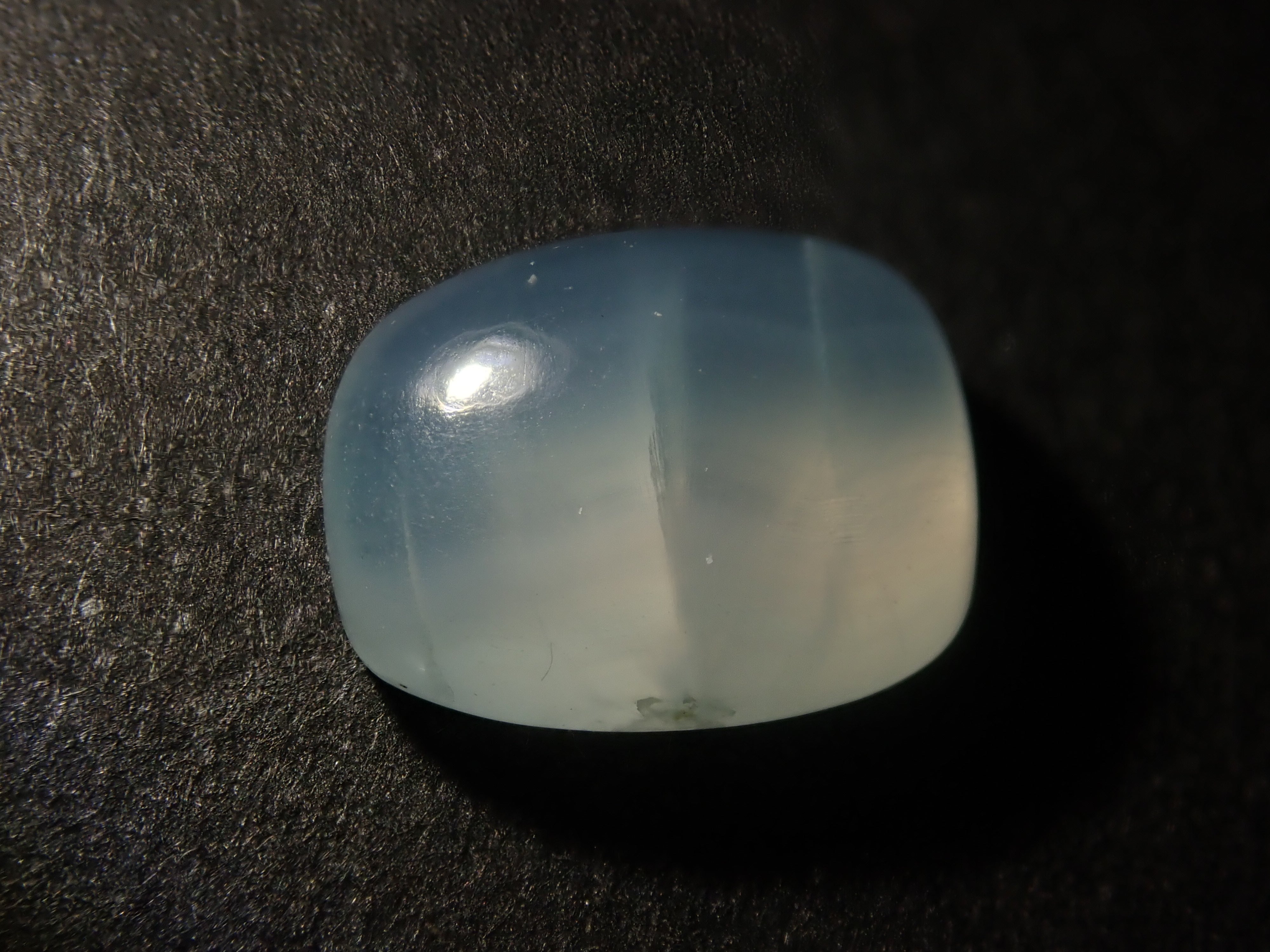 限量 15 顆寶石:1 顆未鑲嵌的菱鋅礦寶石(平均 2 克拉)可享多次購買折扣