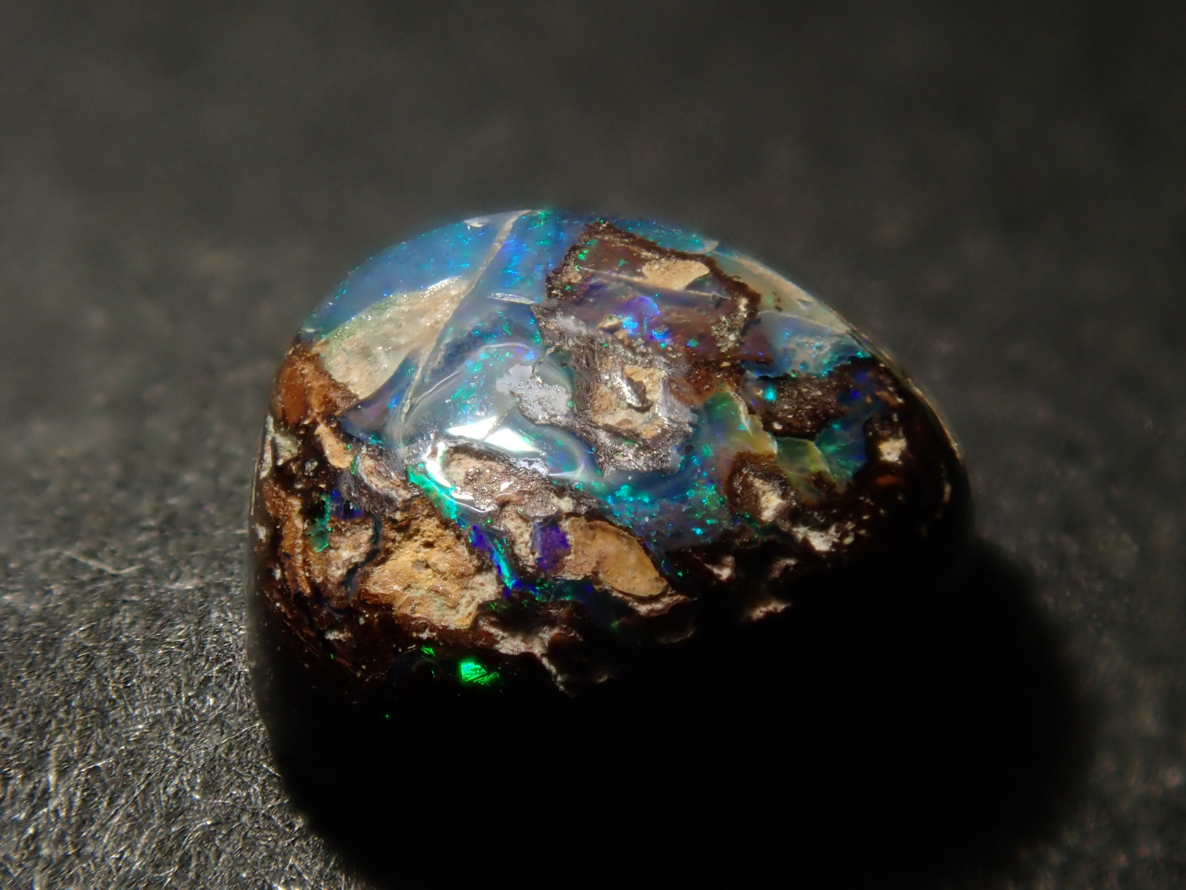 限量 15 顆寶石,其中 1 顆為澳洲鐵蛋白石散石,可享多顆購買折扣