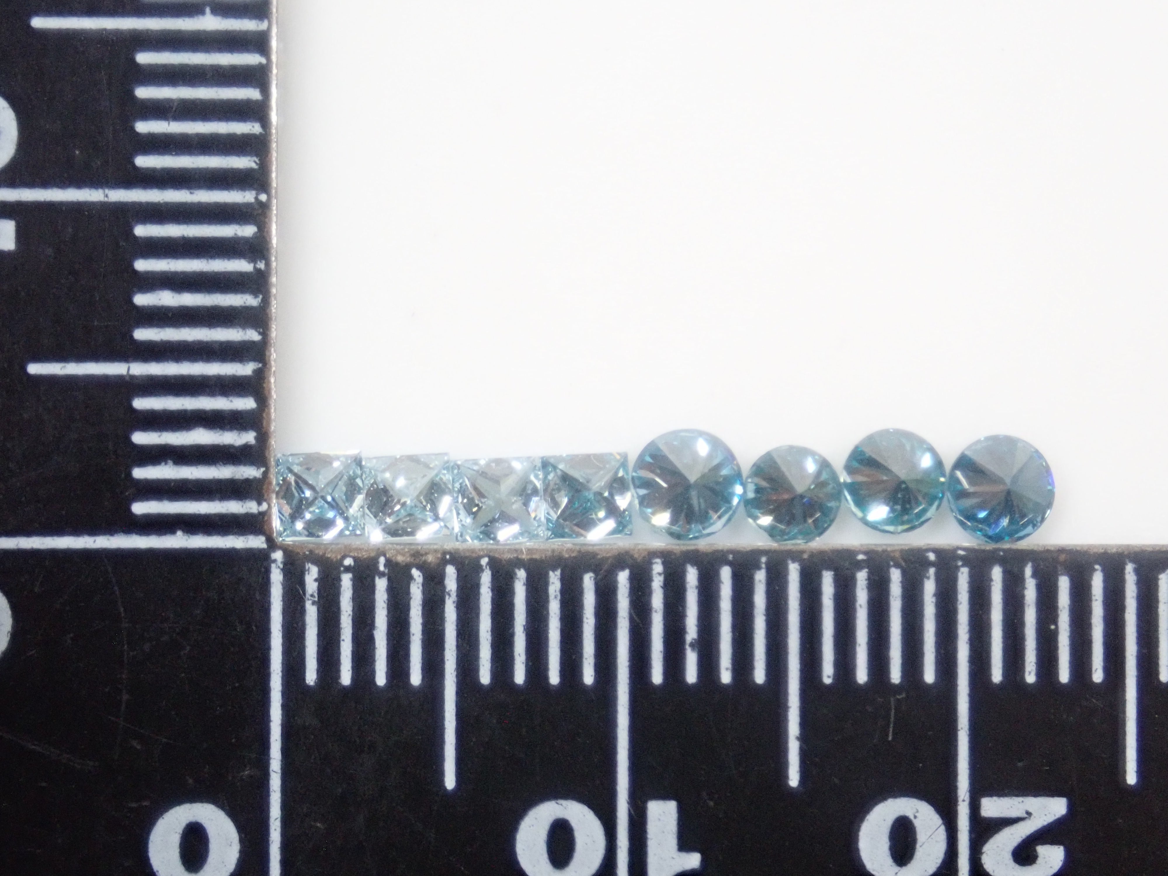 【4/18 22時販売】《限定8石》アイスブルー・ロンドンブルーのトリートダイヤモンド1石(平均0.12ct、VS-SIクラス相当)《複数購入割引有》