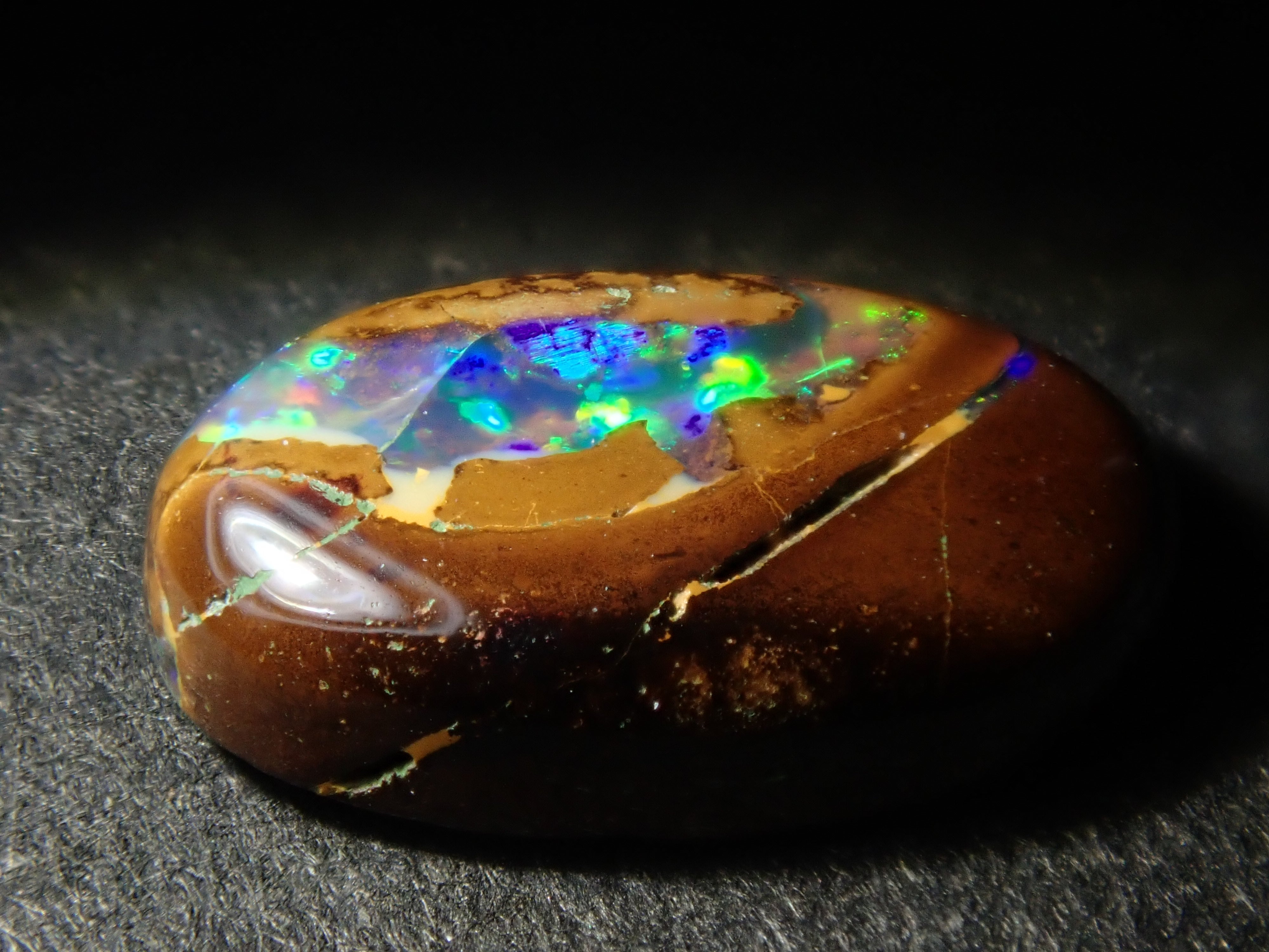 限量 15 顆寶石,其中 1 顆為澳洲鐵蛋白石散石,可享多顆購買折扣