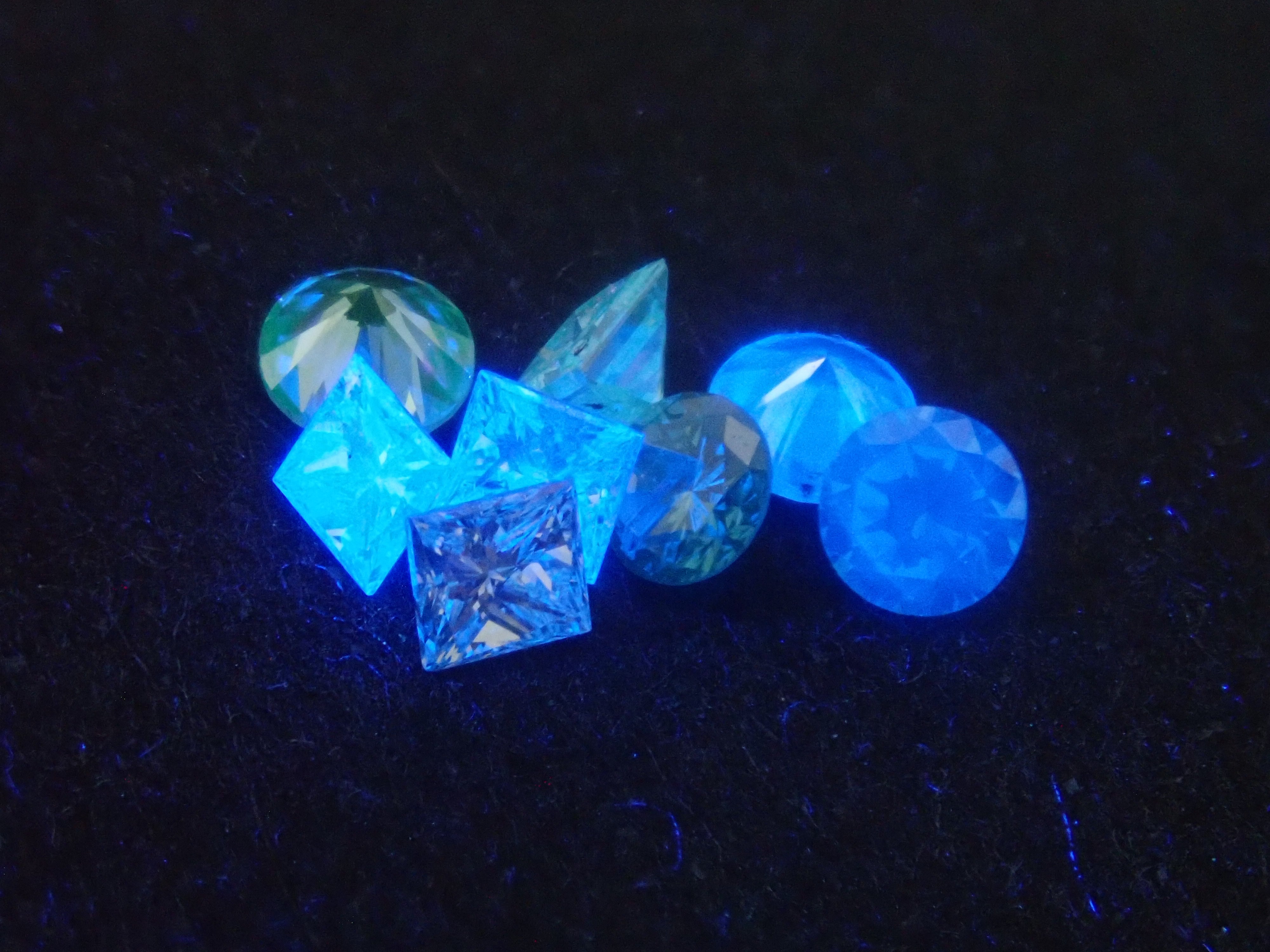 【4/18 22時販売】《限定8石》アイスブルー・ロンドンブルーのトリートダイヤモンド1石(平均0.12ct、VS-SIクラス相当)《複数購入割引有》