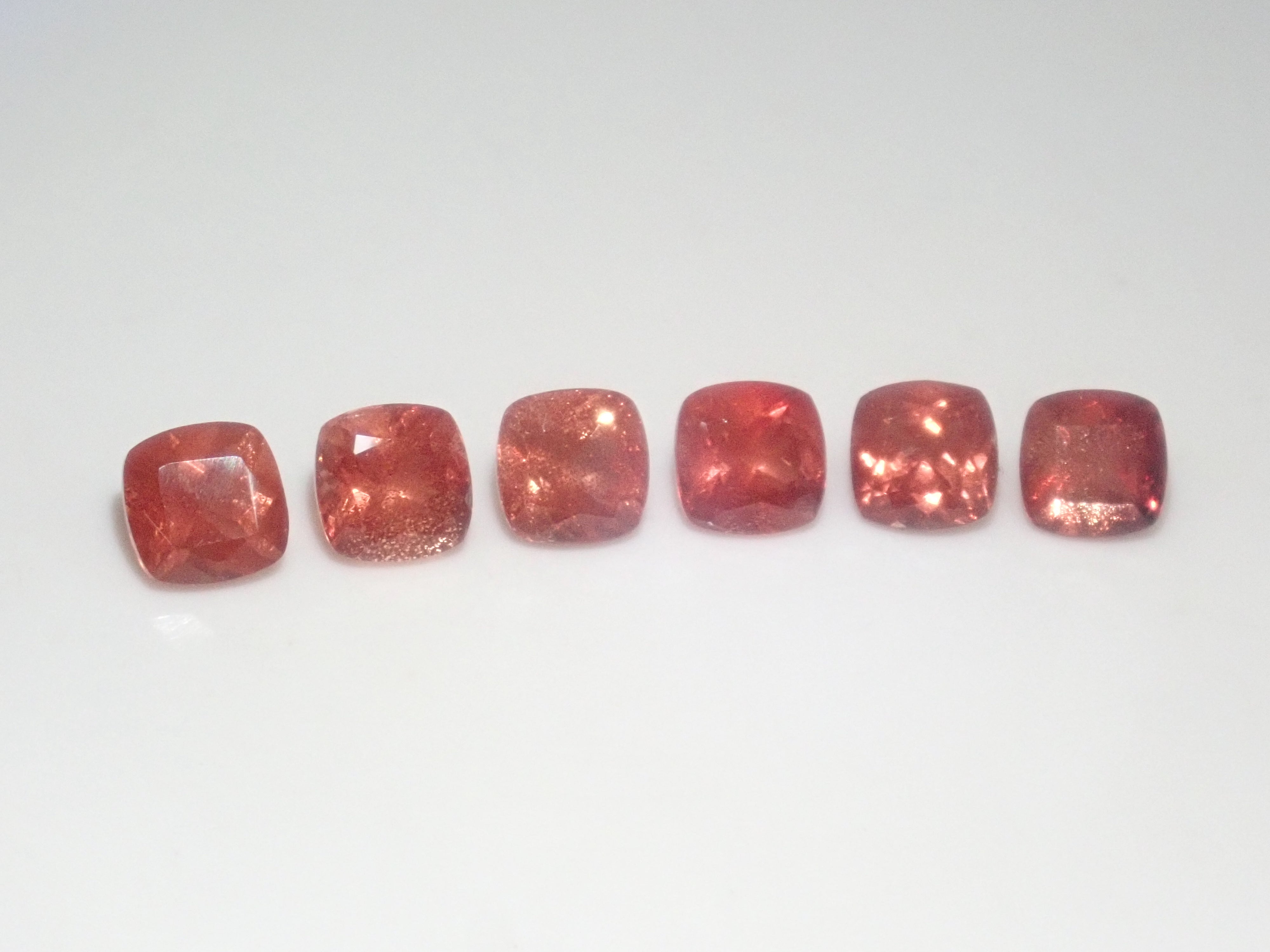 【1/25 22時販売】《限定6石》シラーが綺麗なアメリカ産オレゴンサンストーン💎(クッションカット,6×6mm)《複数購入割引有》