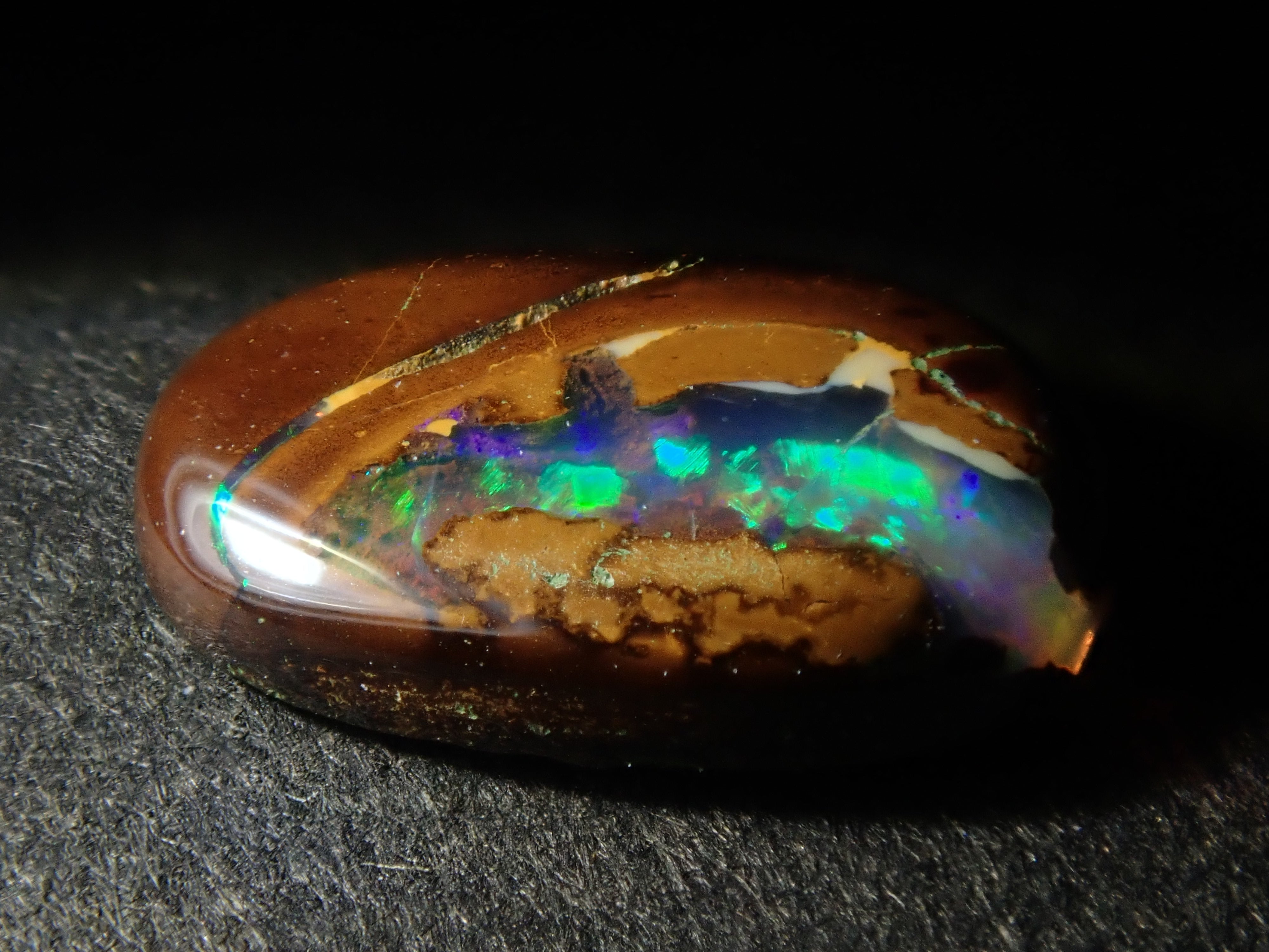 限量 15 顆寶石,其中 1 顆為澳洲鐵蛋白石散石,可享多顆購買折扣