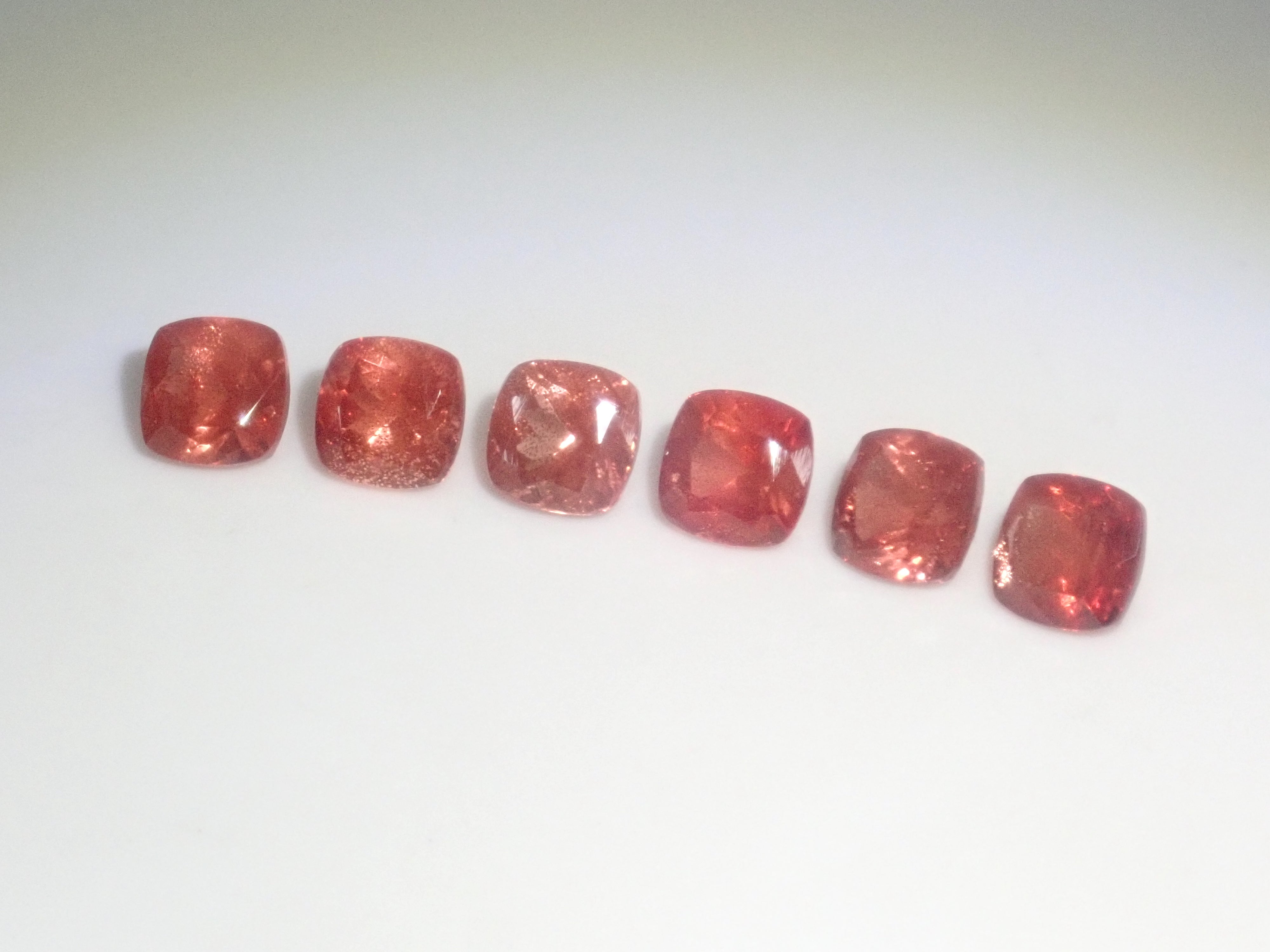 【1/25 22時販売】《限定6石》シラーが綺麗なアメリカ産オレゴンサンストーン💎(クッションカット,6×6mm)《複数購入割引有》