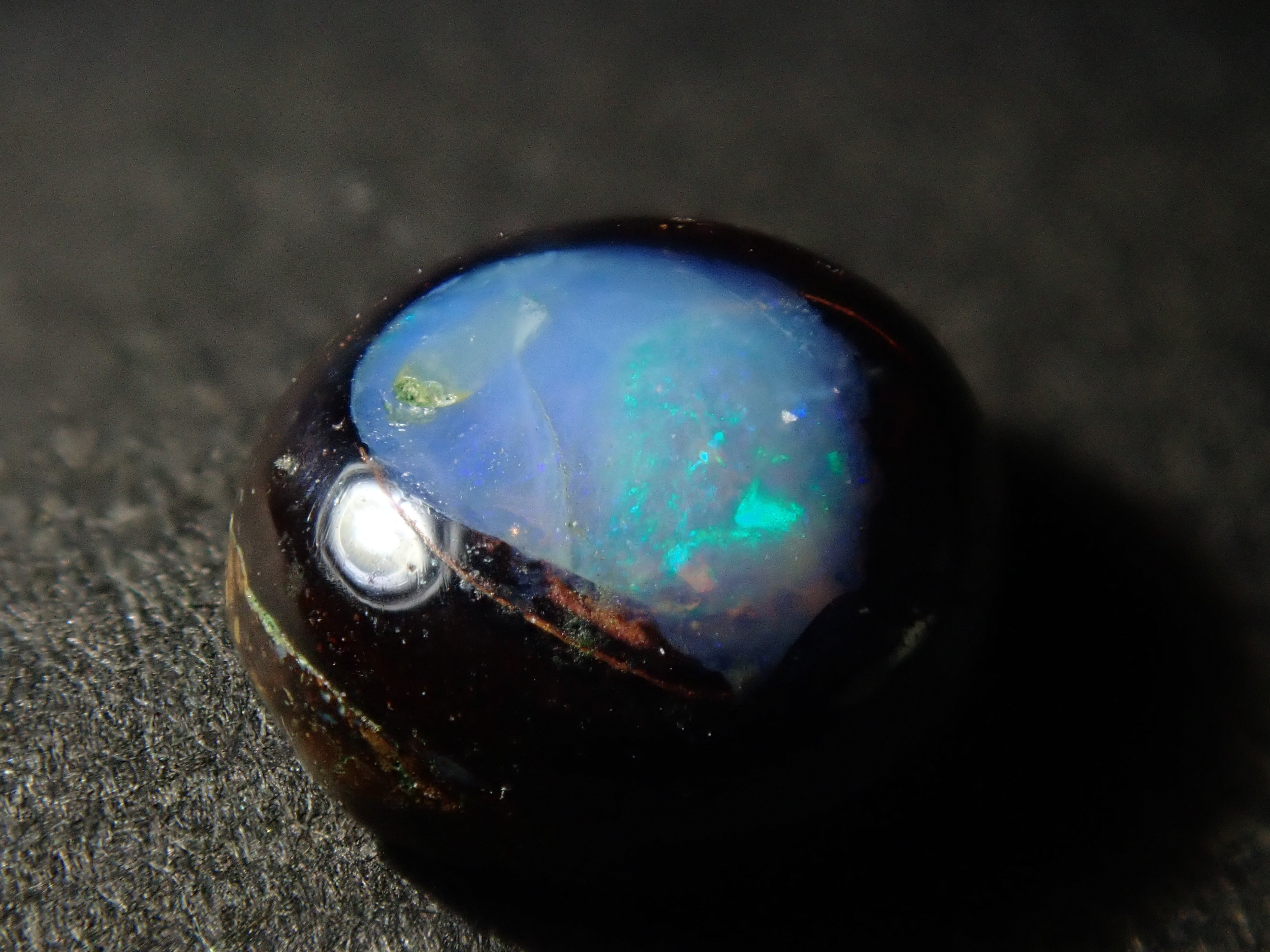 限量 15 顆寶石,其中 1 顆為澳洲鐵蛋白石散石,可享多顆購買折扣