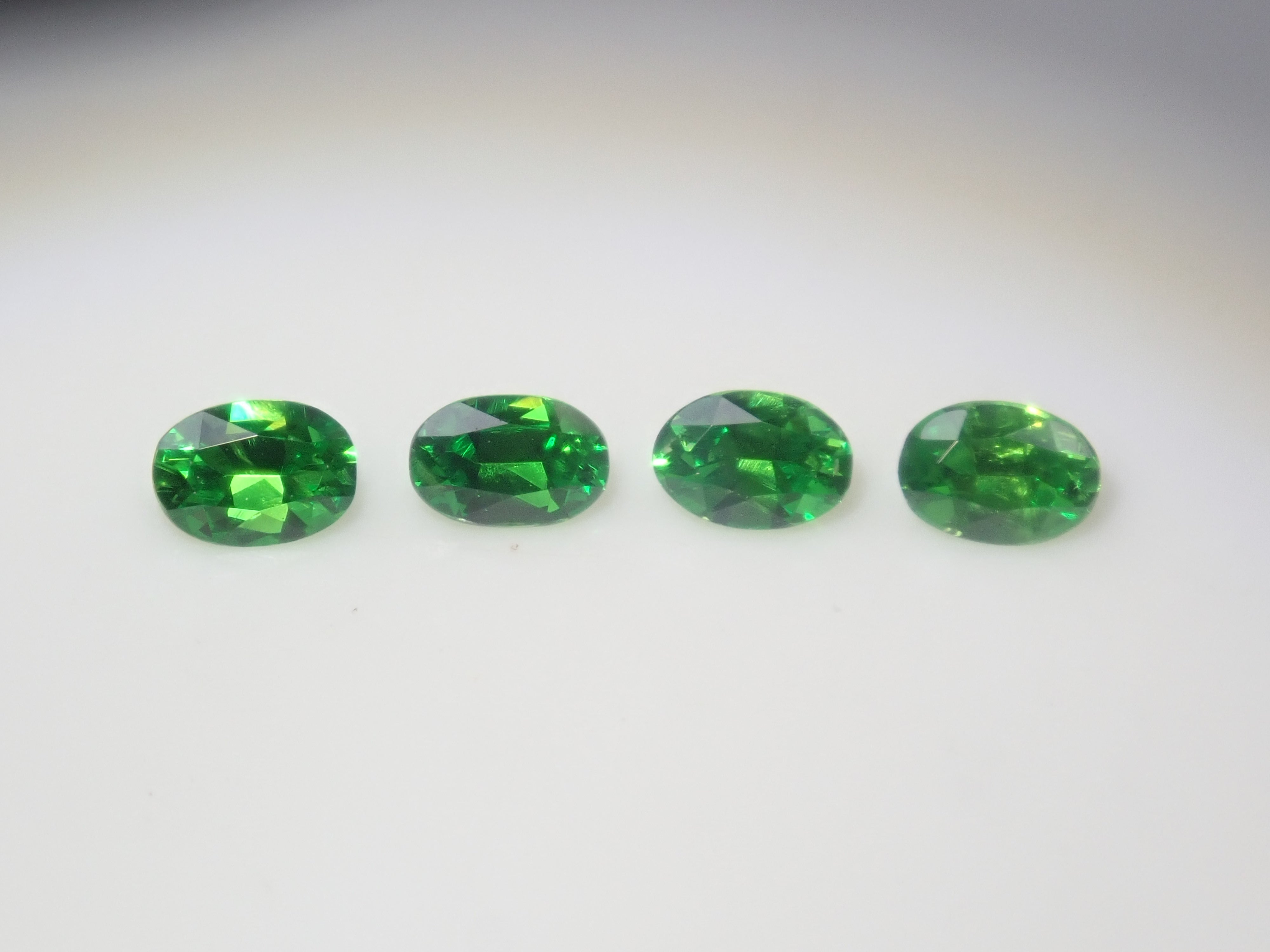 【9/5 22時販売】《限定4石》ロシア産デマントイドガーネット1石ルース(オーバルカット,約3×2mm)《複数購入割引有》