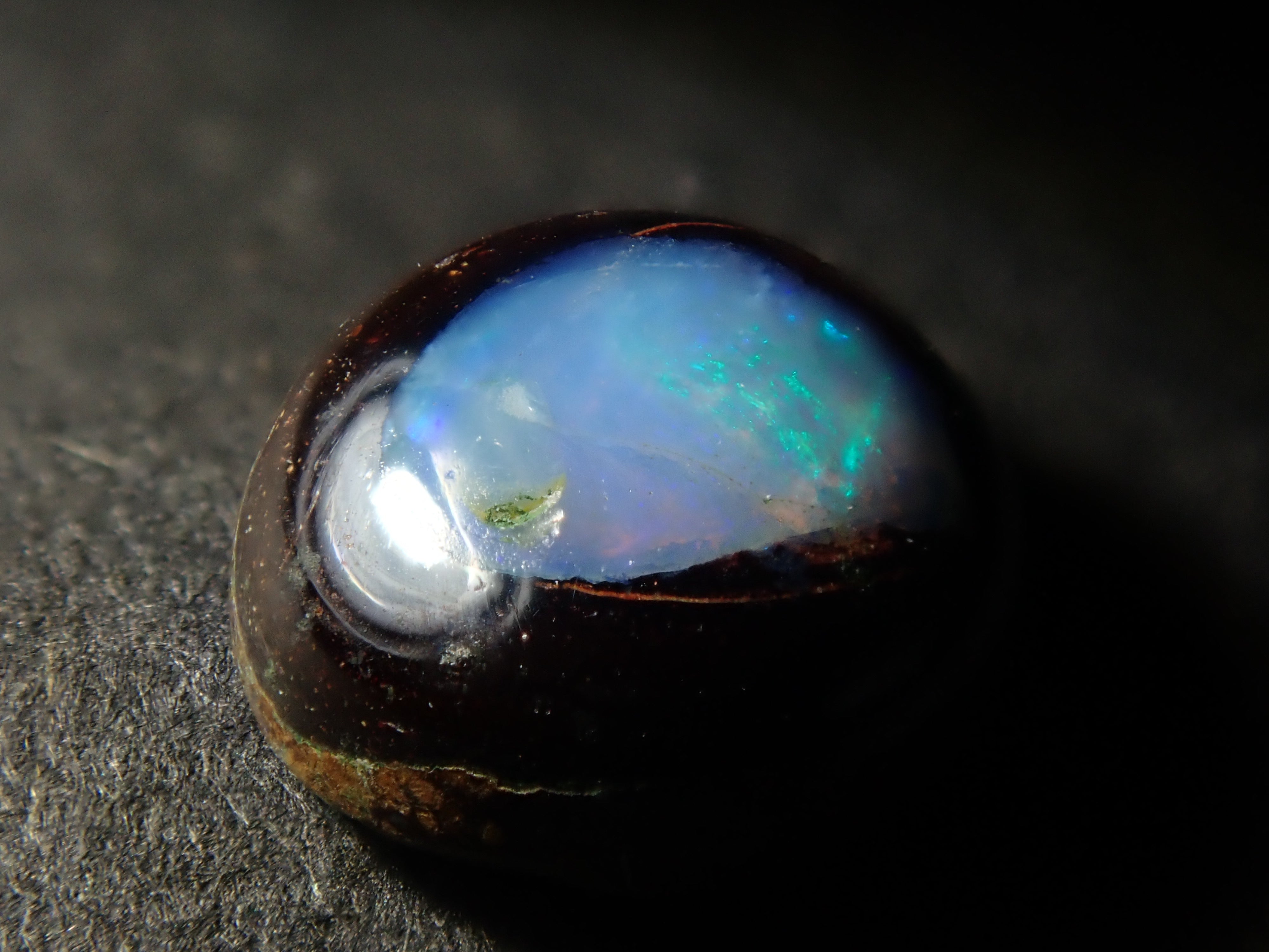 限量 15 顆寶石,其中 1 顆為澳洲鐵蛋白石散石,可享多顆購買折扣