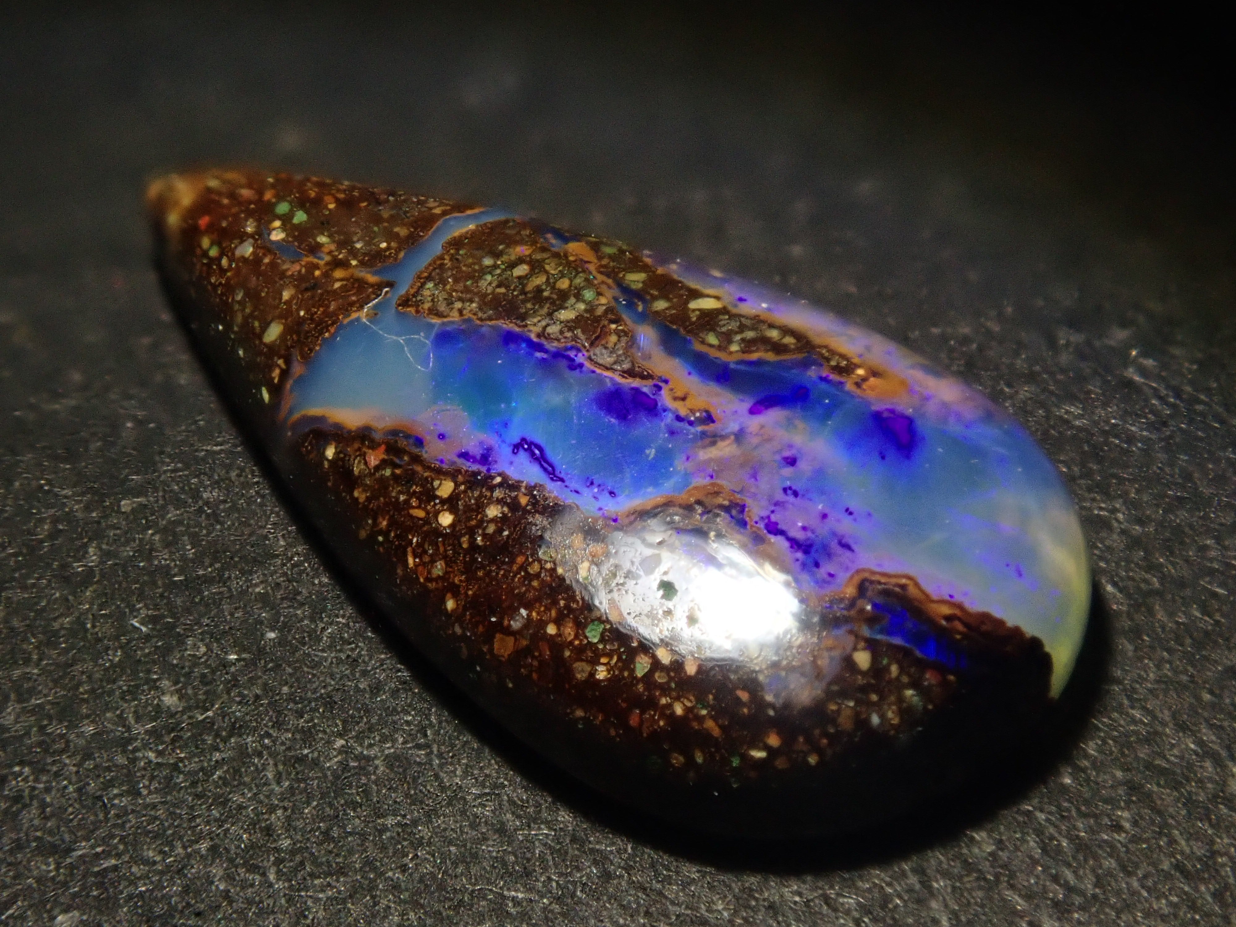 限量 15 顆寶石,其中 1 顆為澳洲鐵蛋白石散石,可享多顆購買折扣