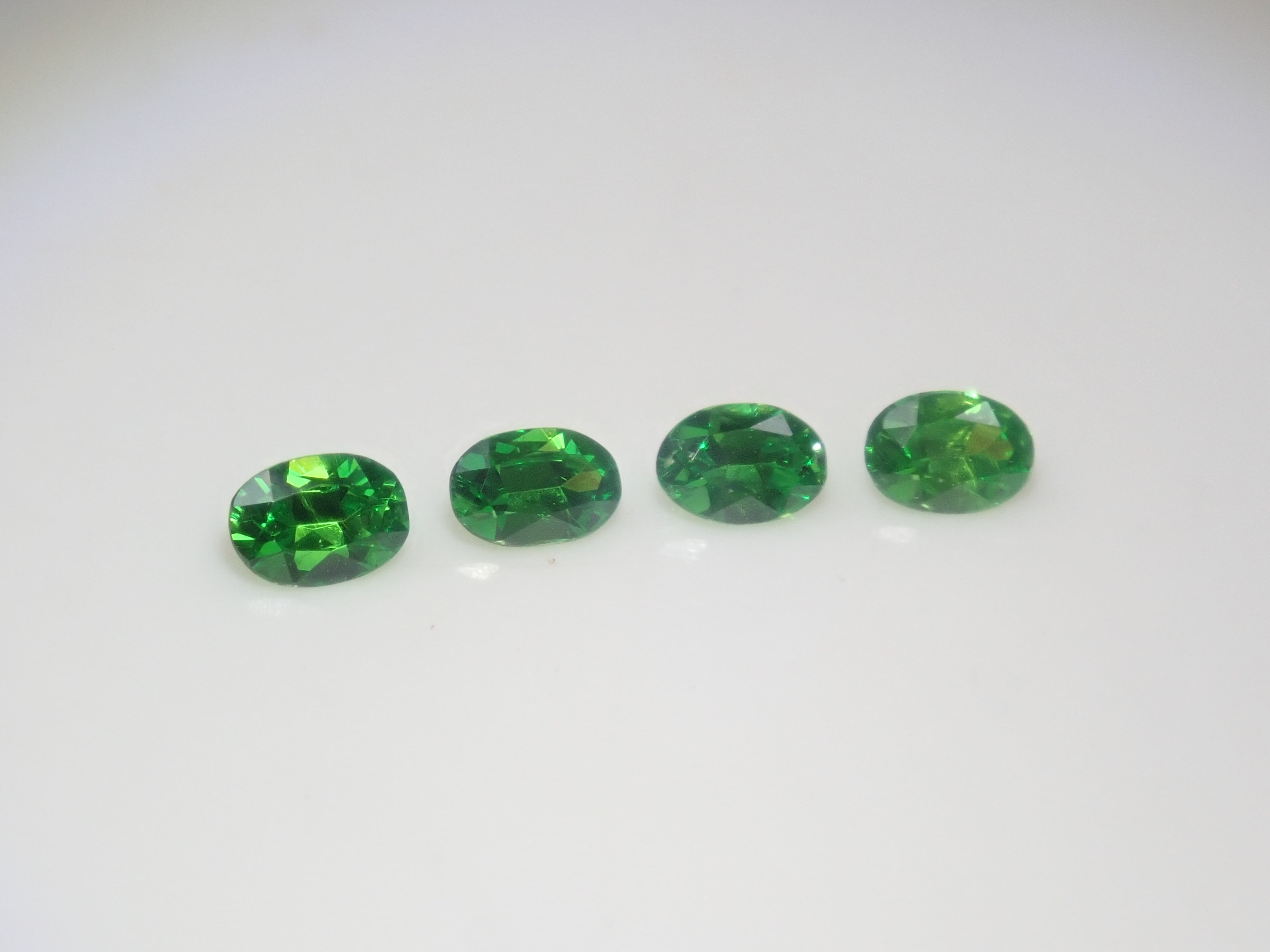 【9/5 22時販売】《限定4石》ロシア産デマントイドガーネット1石ルース(オーバルカット,約3×2mm)《複数購入割引有》