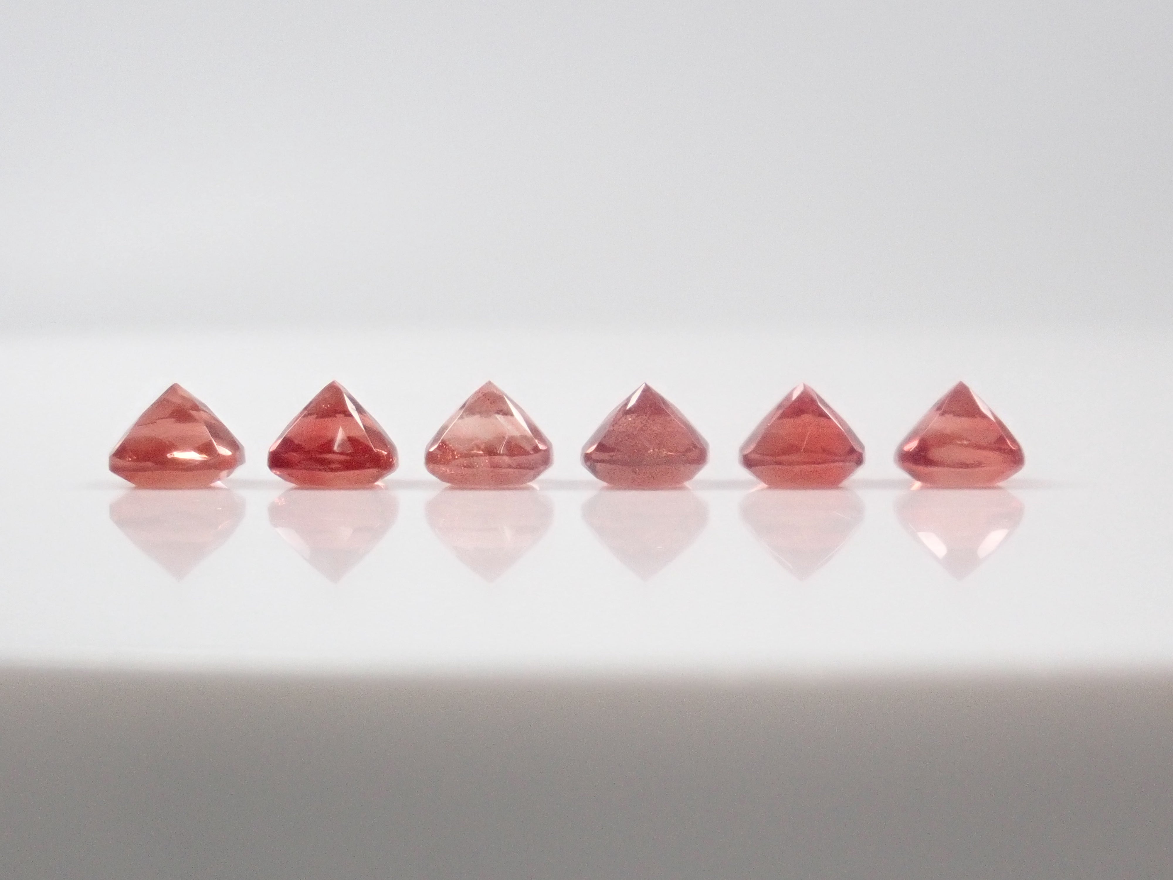 【1/25 22時販売】《限定6石》シラーが綺麗なアメリカ産オレゴンサンストーン💎(クッションカット,6×6mm)《複数購入割引有》