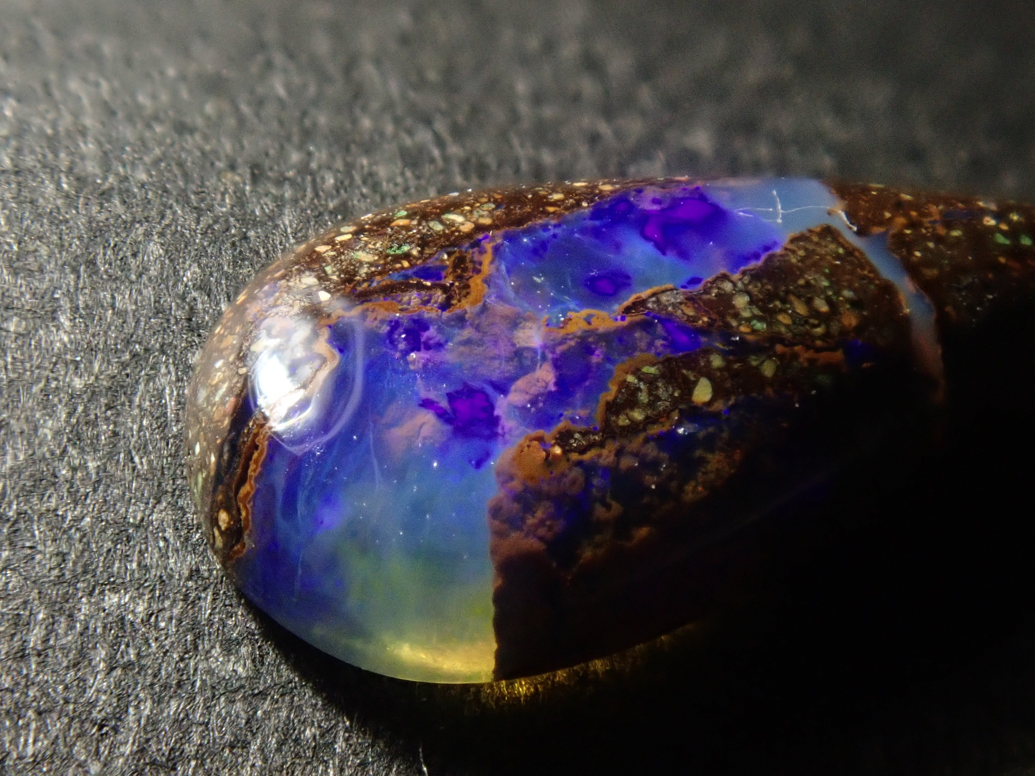 限量 15 顆寶石,其中 1 顆為澳洲鐵蛋白石散石,可享多顆購買折扣