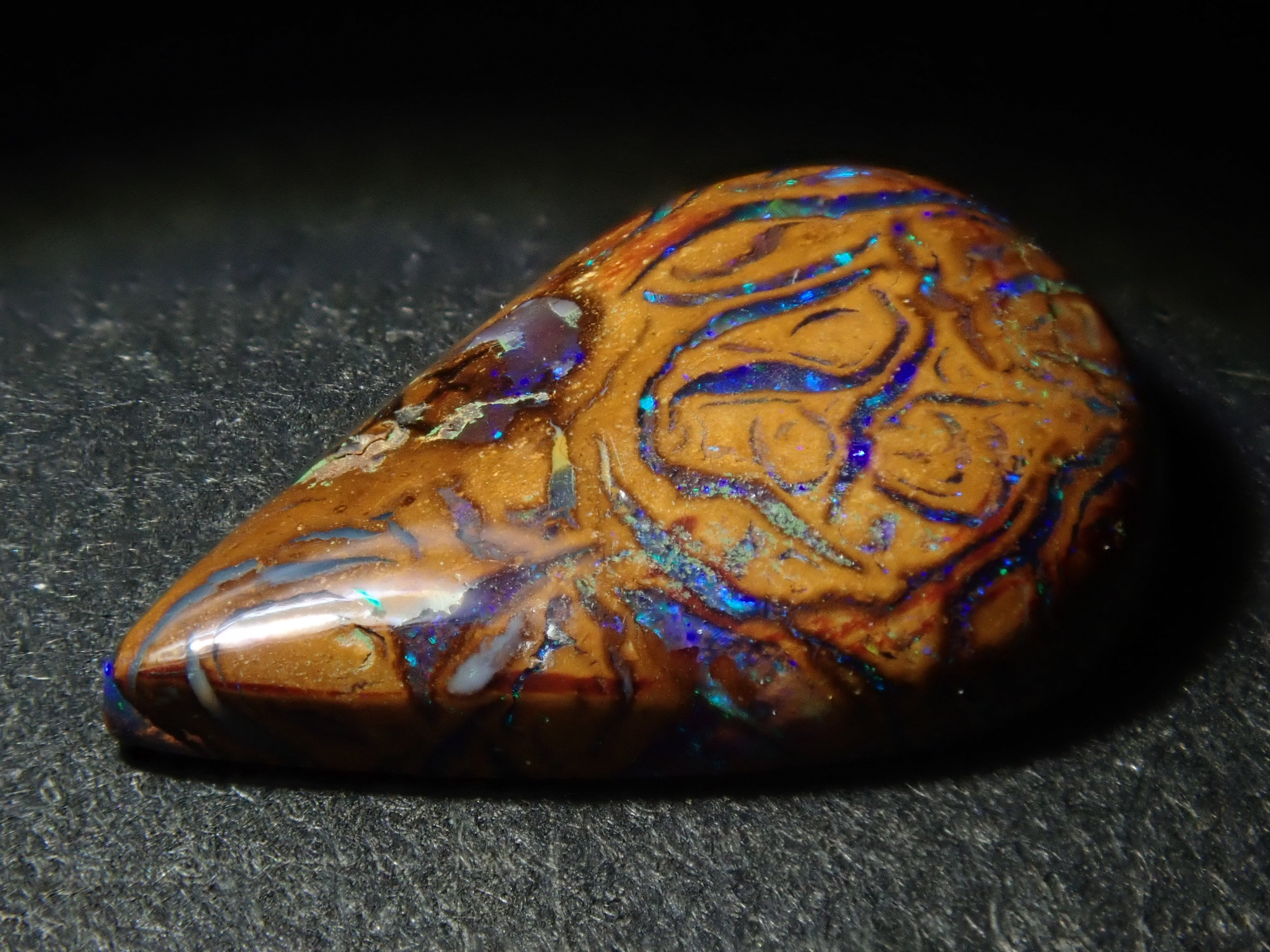 限量 15 顆寶石,其中 1 顆為澳洲鐵蛋白石散石,可享多顆購買折扣