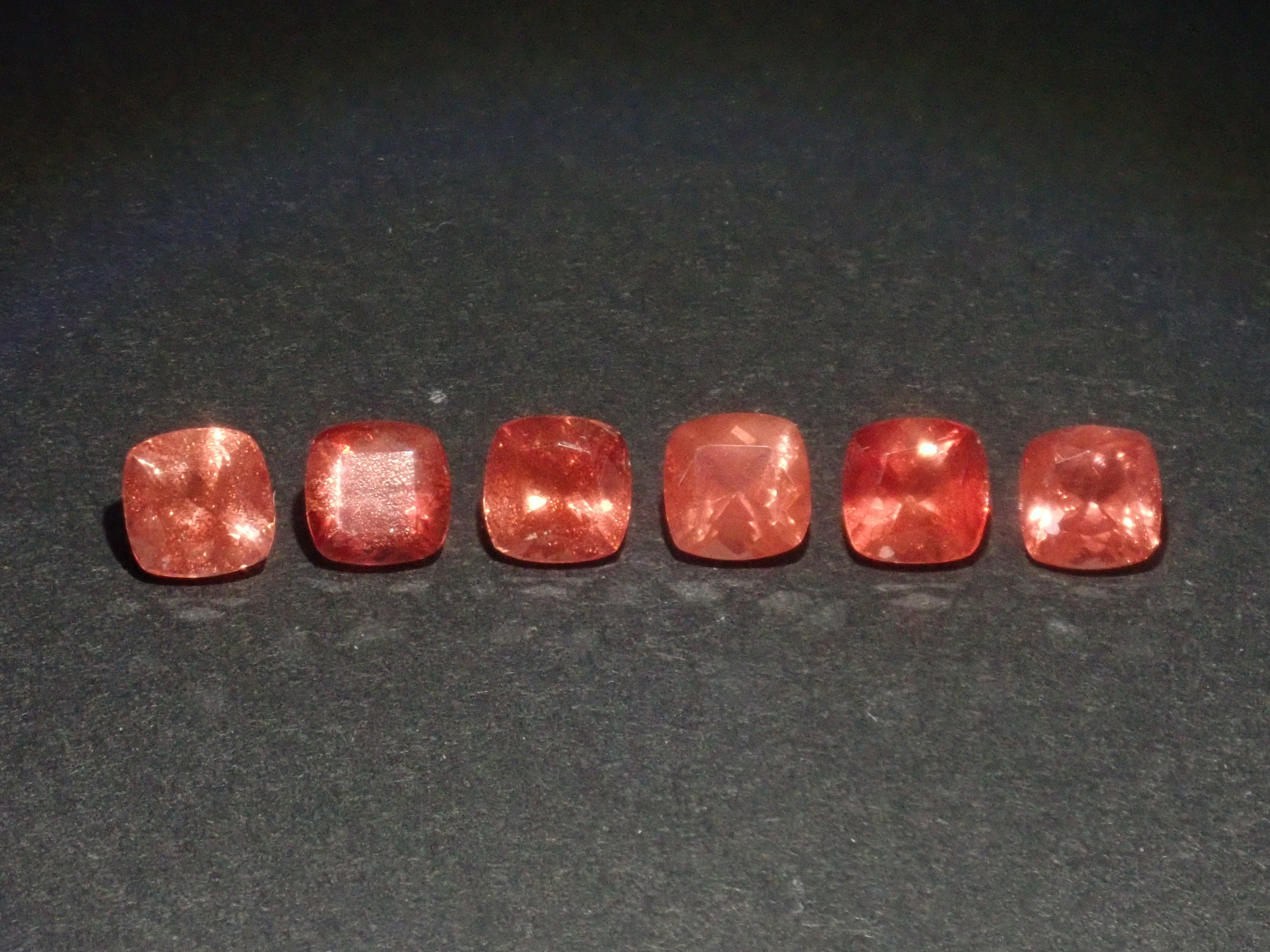 【1/25 22時販売】《限定6石》シラーが綺麗なアメリカ産オレゴンサンストーン💎(クッションカット,6×6mm)《複数購入割引有》