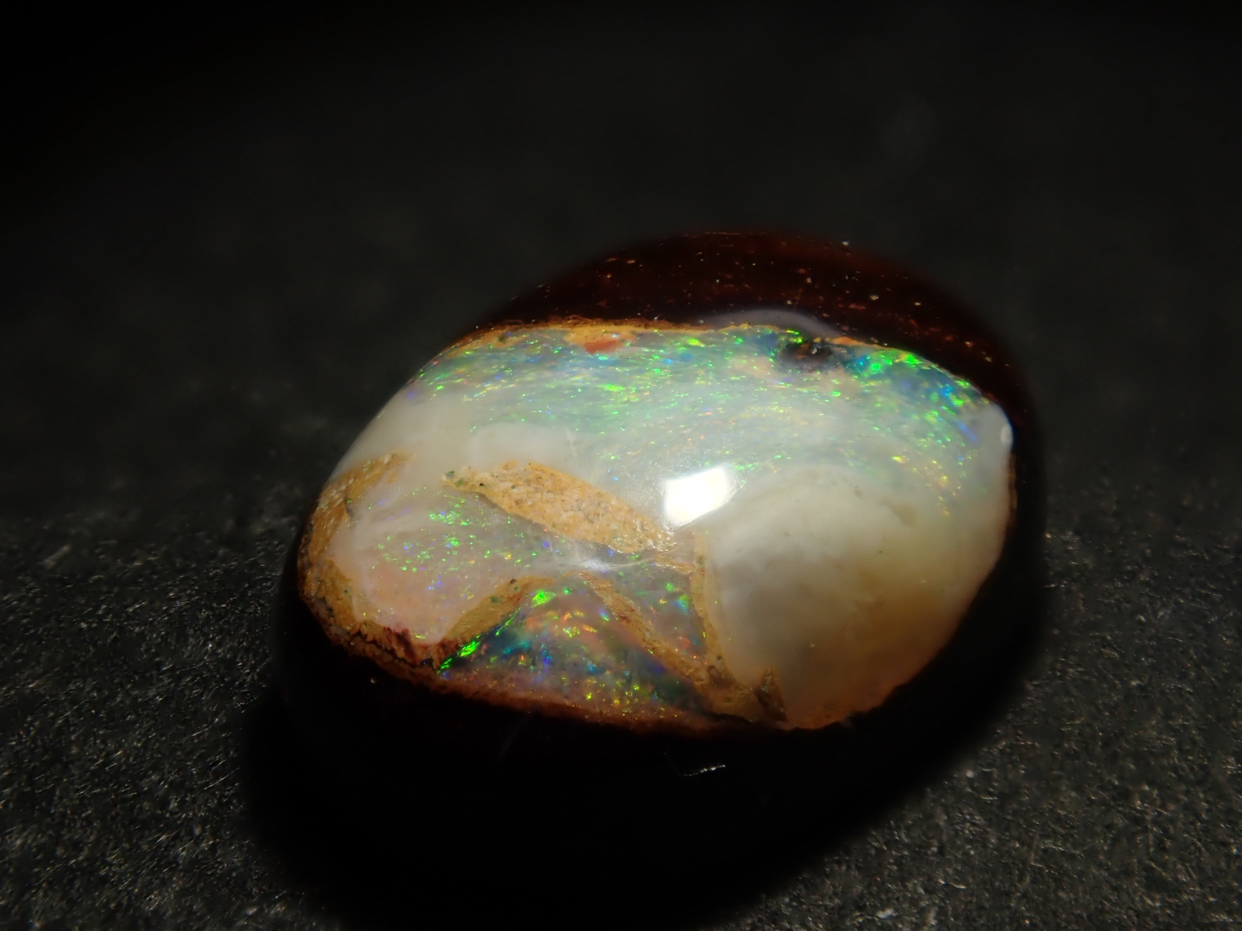 限量 15 顆寶石,其中 1 顆為澳洲鐵蛋白石散石,可享多顆購買折扣