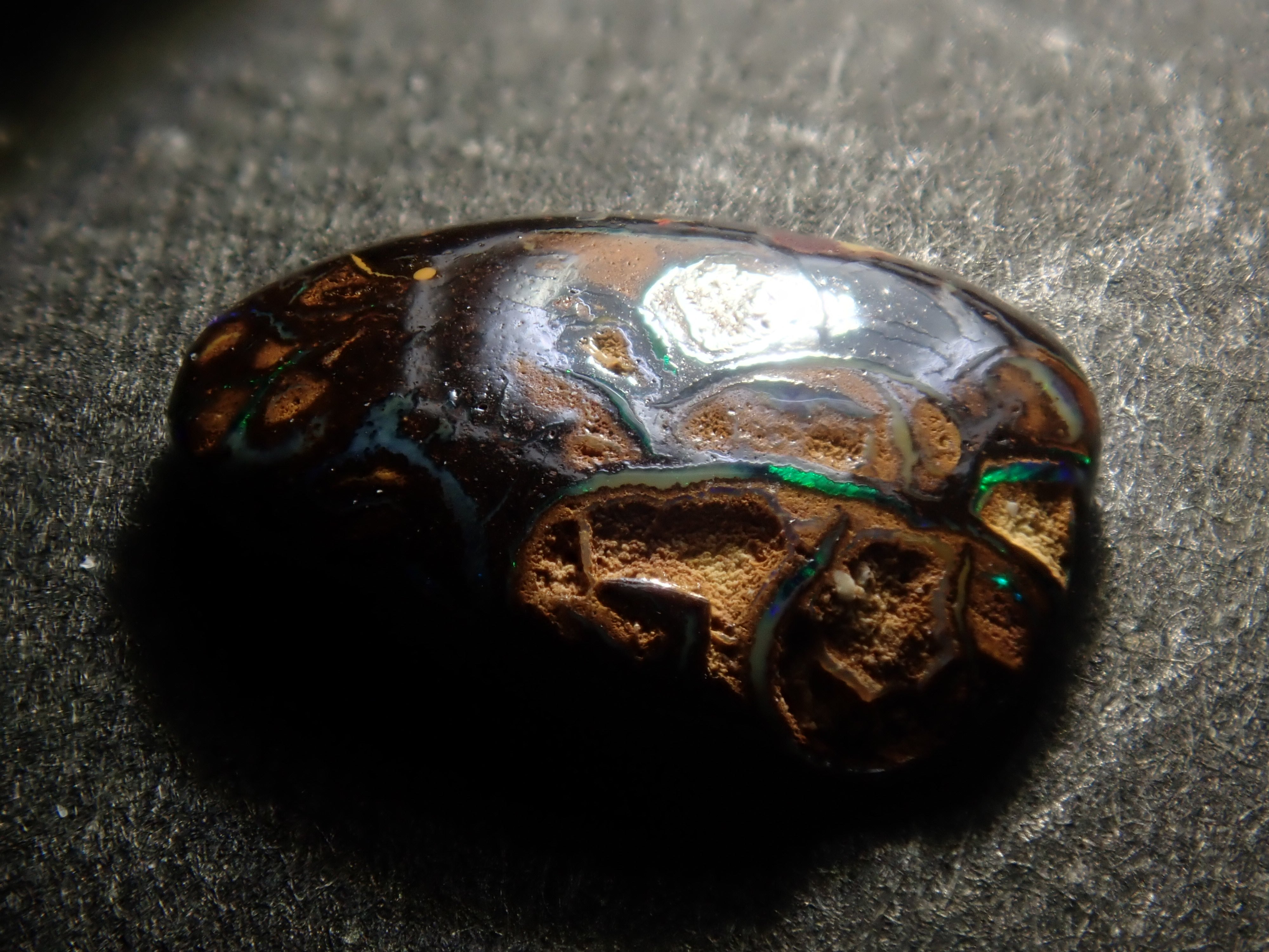 限量 15 顆寶石,其中 1 顆為澳洲鐵蛋白石散石,可享多顆購買折扣