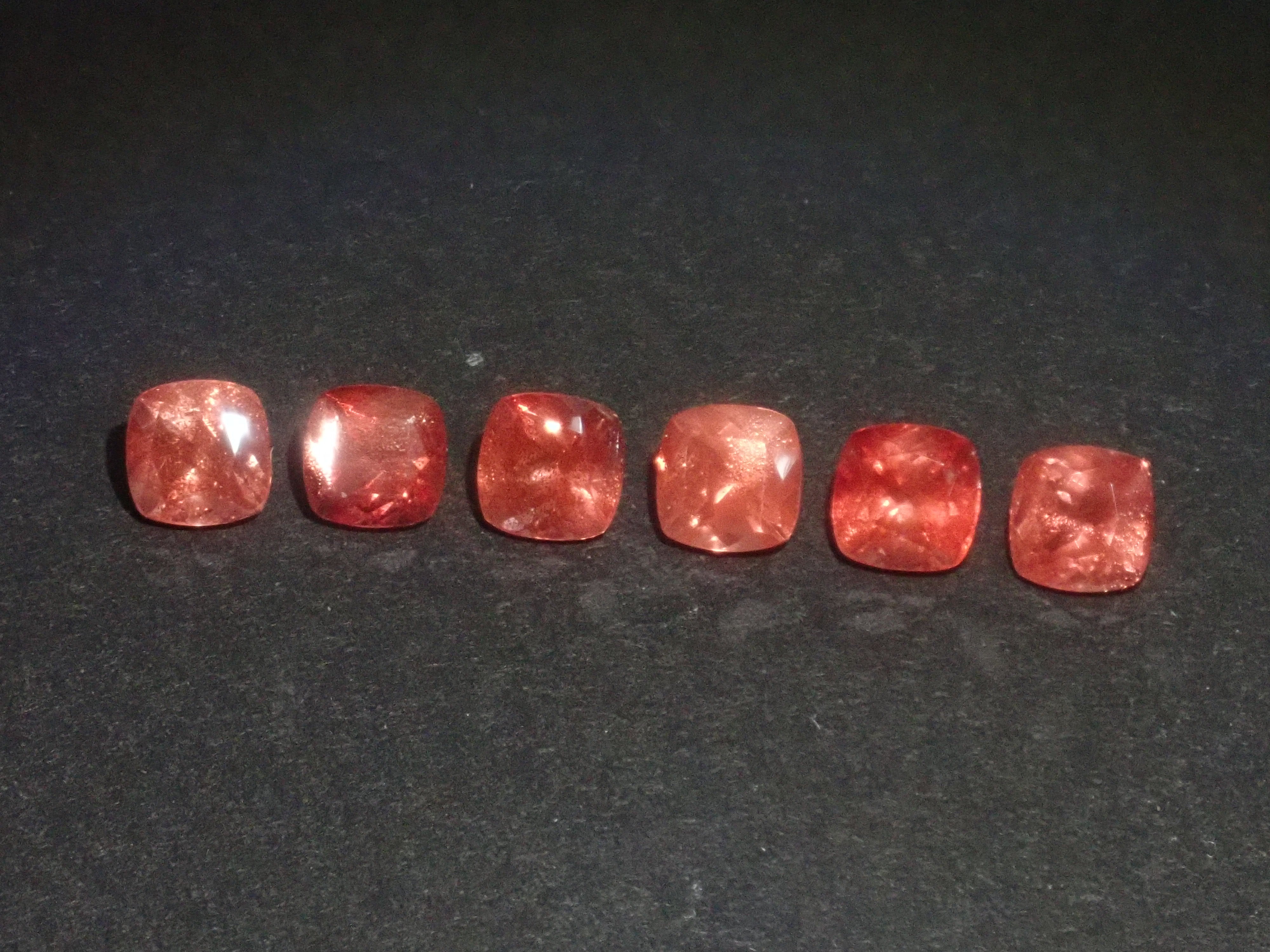 【1/25 22時販売】《限定6石》シラーが綺麗なアメリカ産オレゴンサンストーン💎(クッションカット,6×6mm)《複数購入割引有》