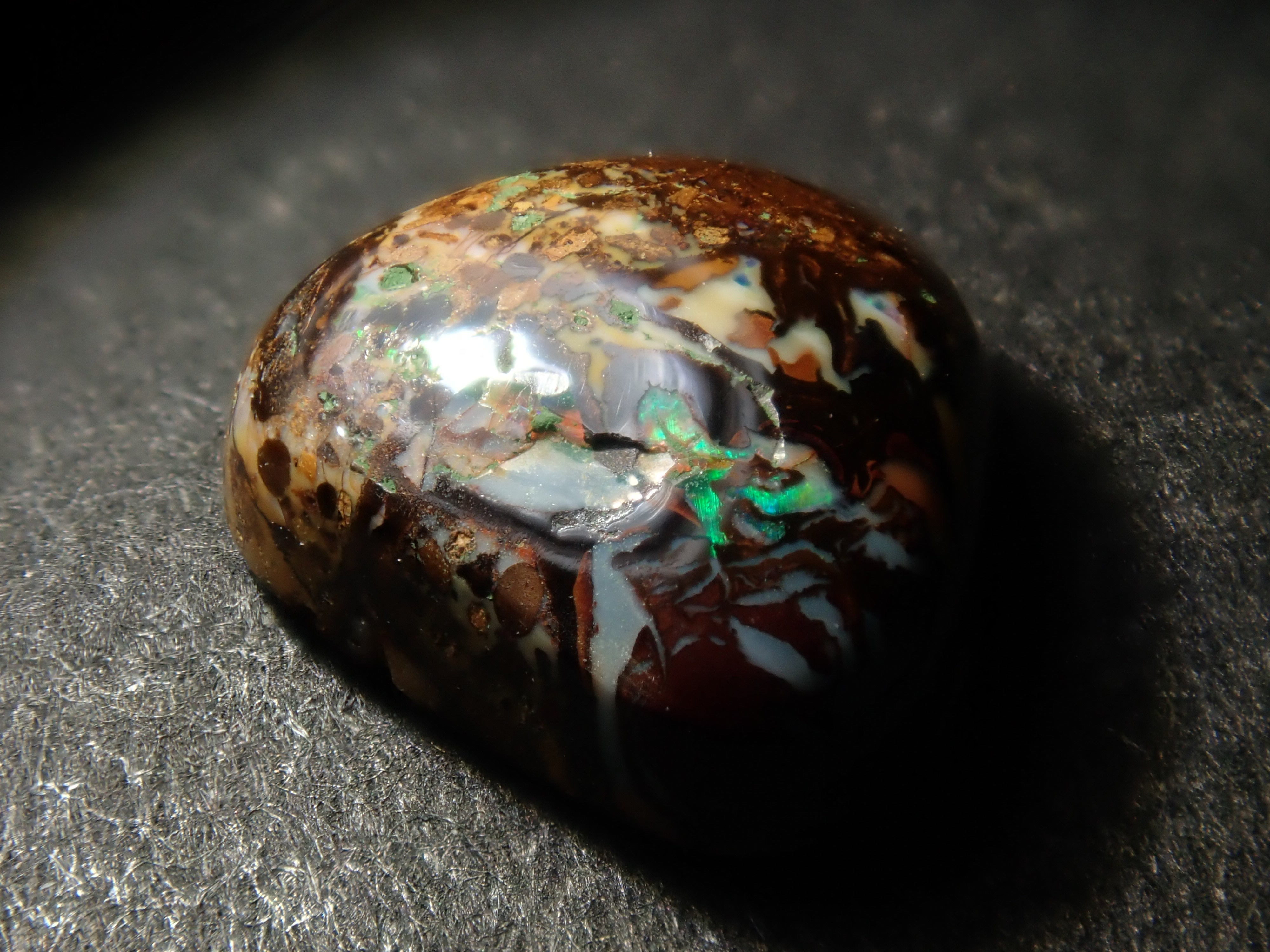 限量 15 顆寶石,其中 1 顆為澳洲鐵蛋白石散石,可享多顆購買折扣