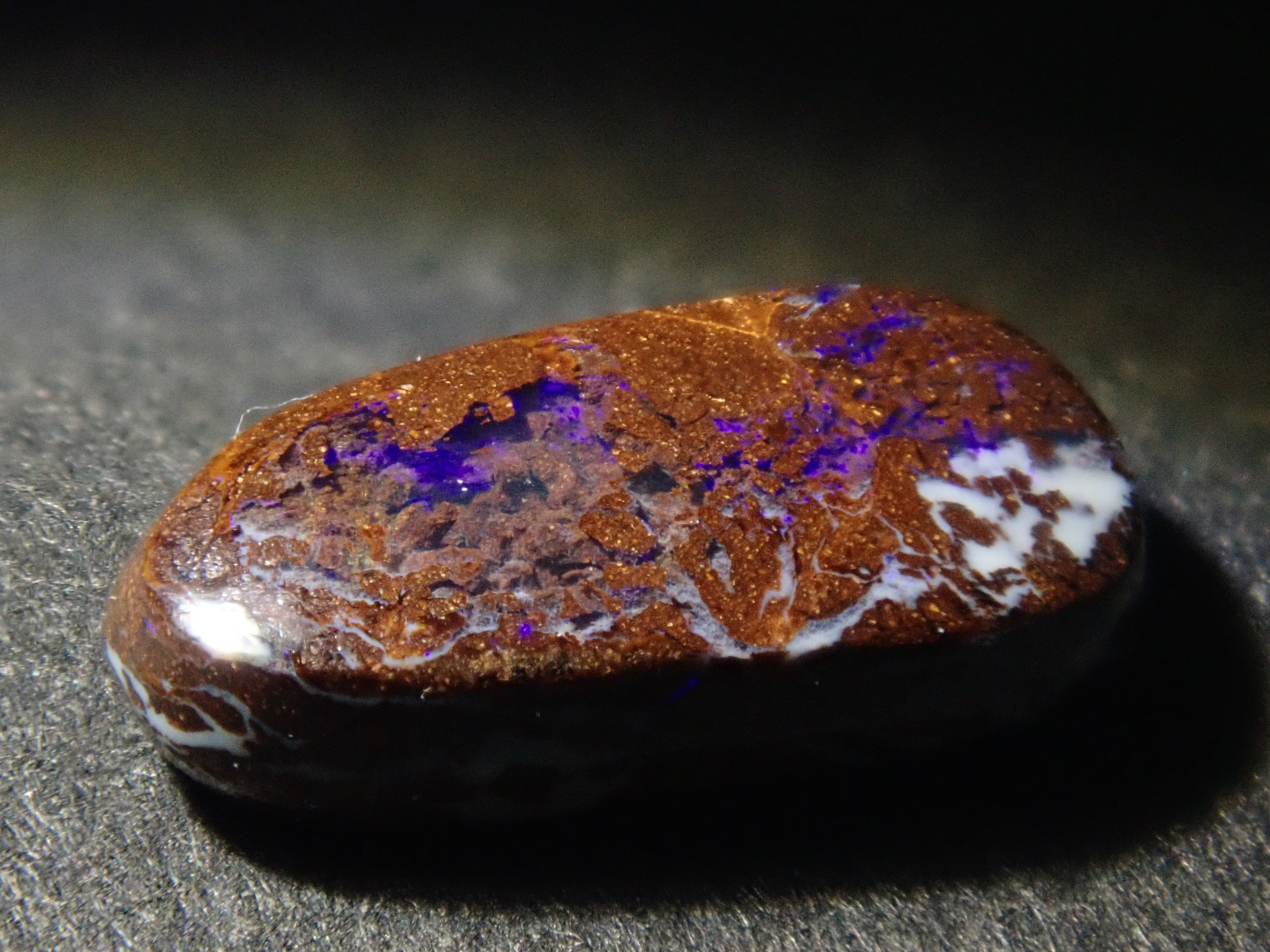 限量 15 顆寶石,其中 1 顆為澳洲鐵蛋白石散石,可享多顆購買折扣