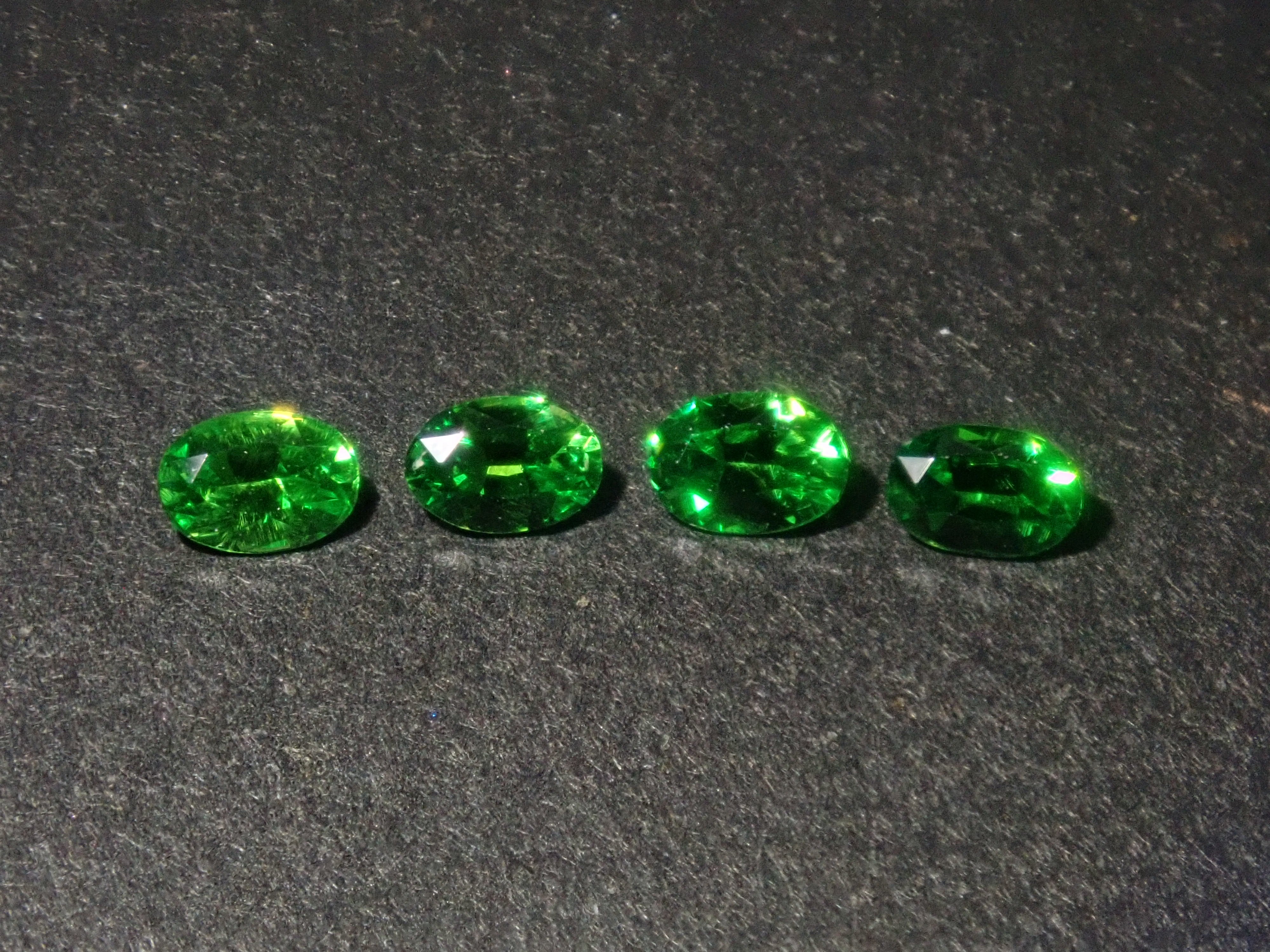 【9/5 22時販売】《限定4石》ロシア産デマントイドガーネット1石ルース(オーバルカット,約3×2mm)《複数購入割引有》