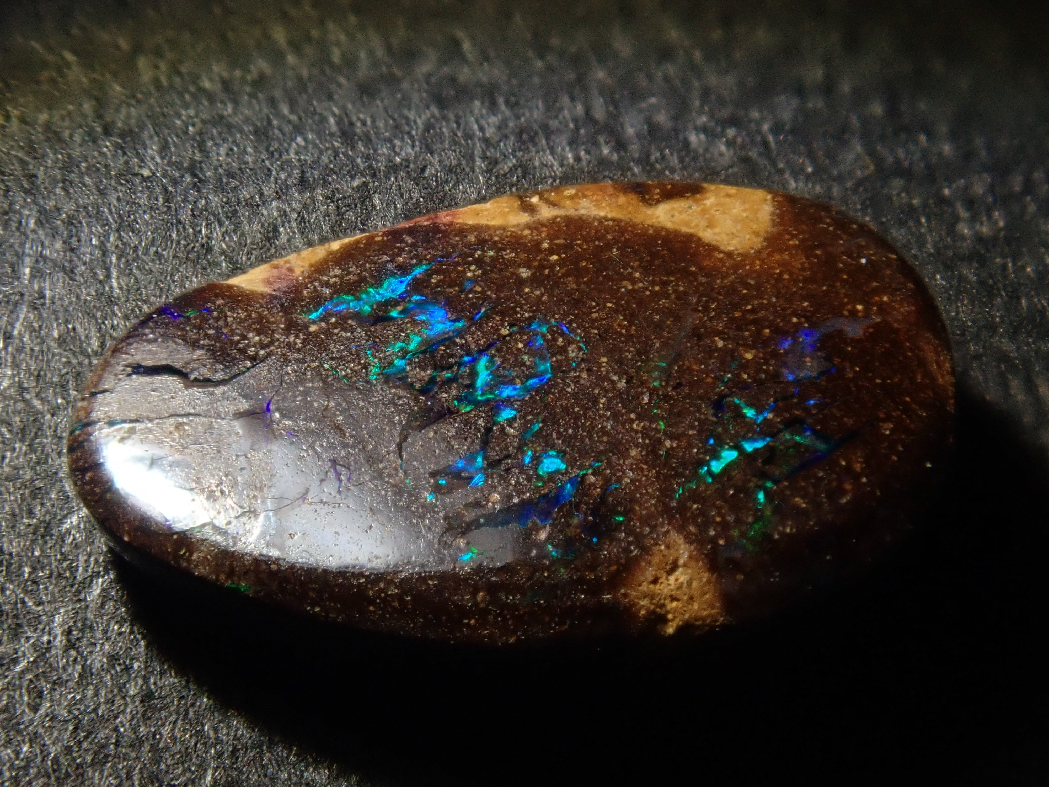 限量 15 顆寶石,其中 1 顆為澳洲鐵蛋白石散石,可享多顆購買折扣