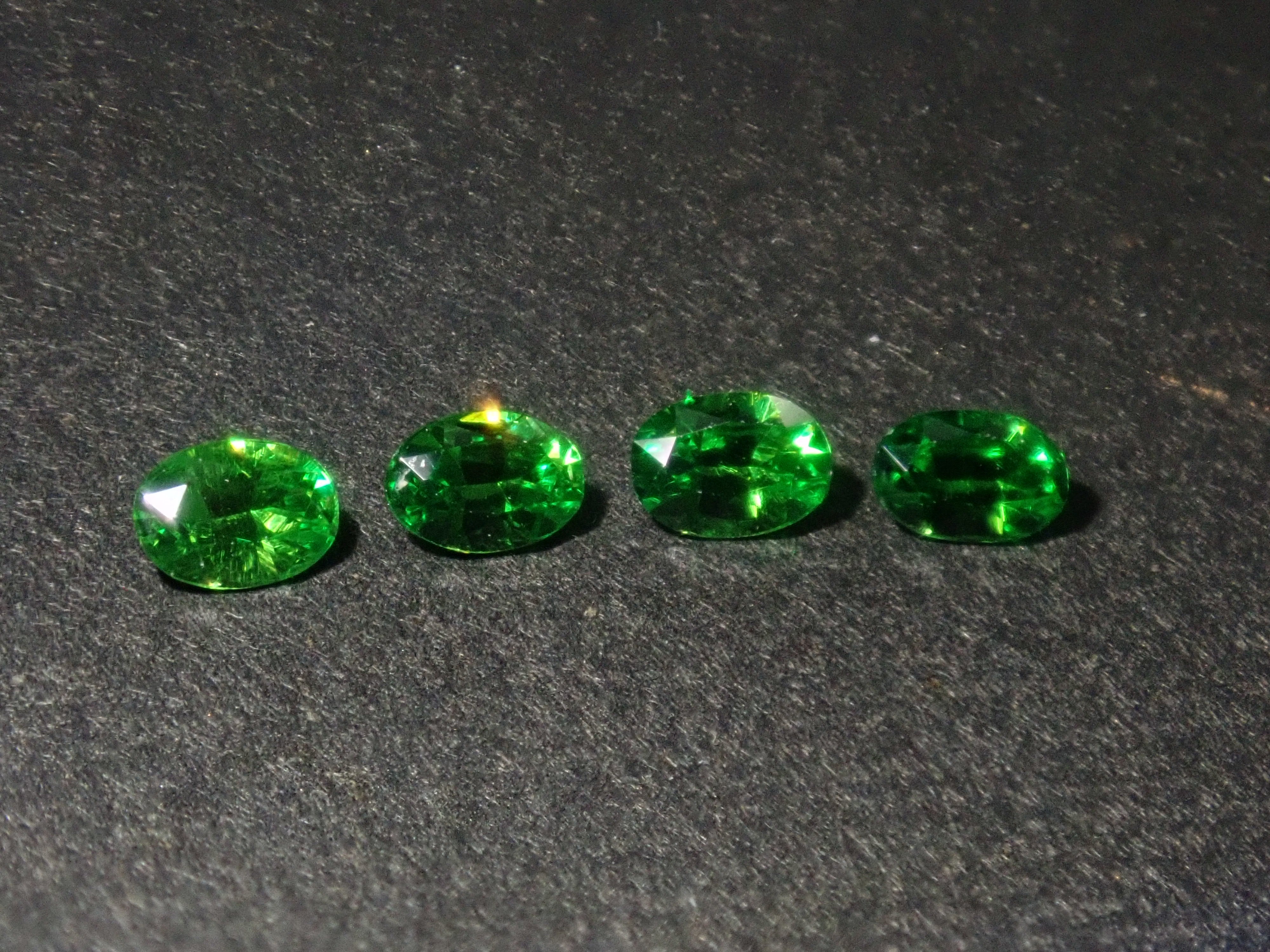 【9/5 22時販売】《限定4石》ロシア産デマントイドガーネット1石ルース(オーバルカット,約3×2mm)《複数購入割引有》