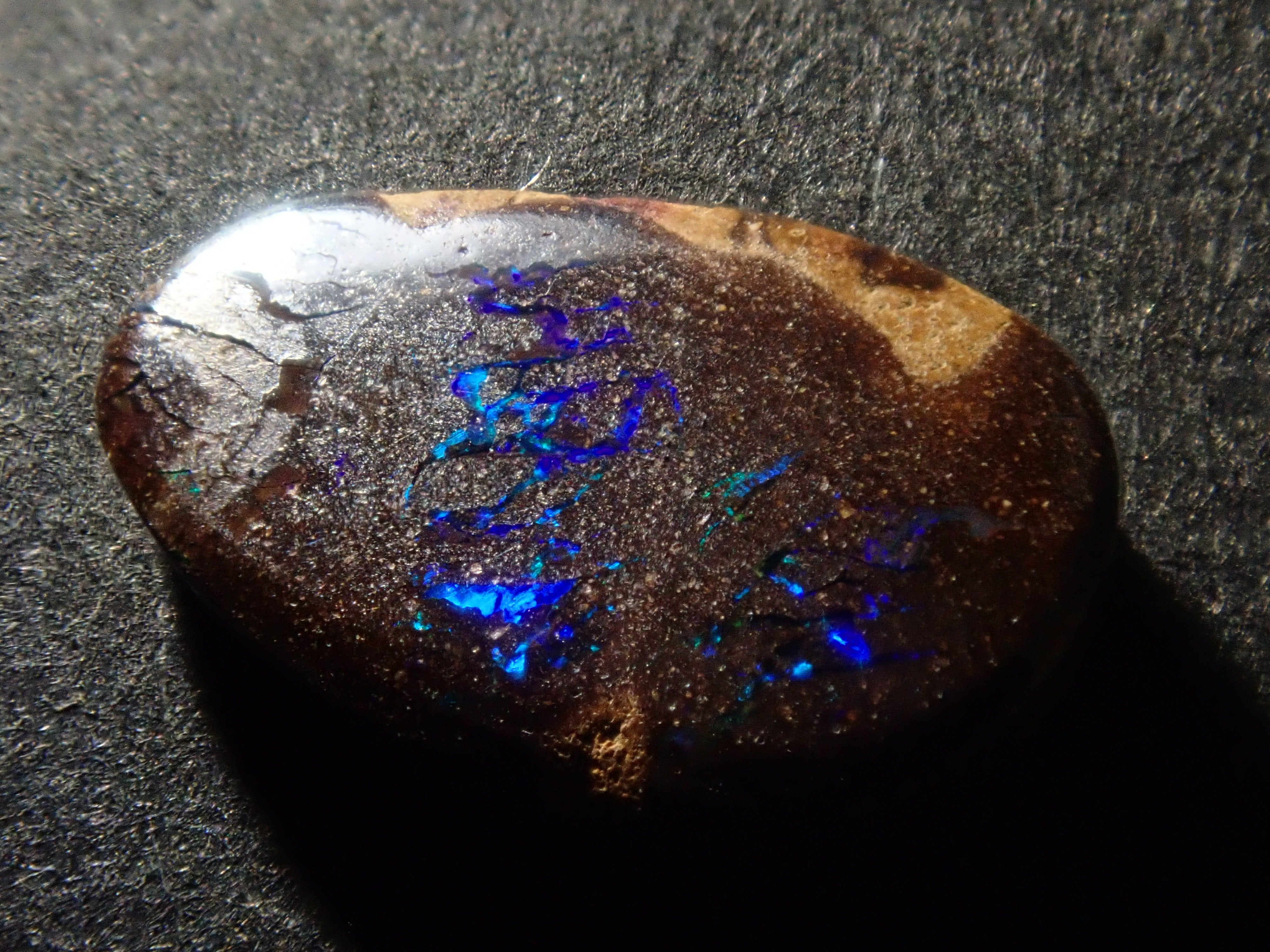 限量 15 顆寶石,其中 1 顆為澳洲鐵蛋白石散石,可享多顆購買折扣