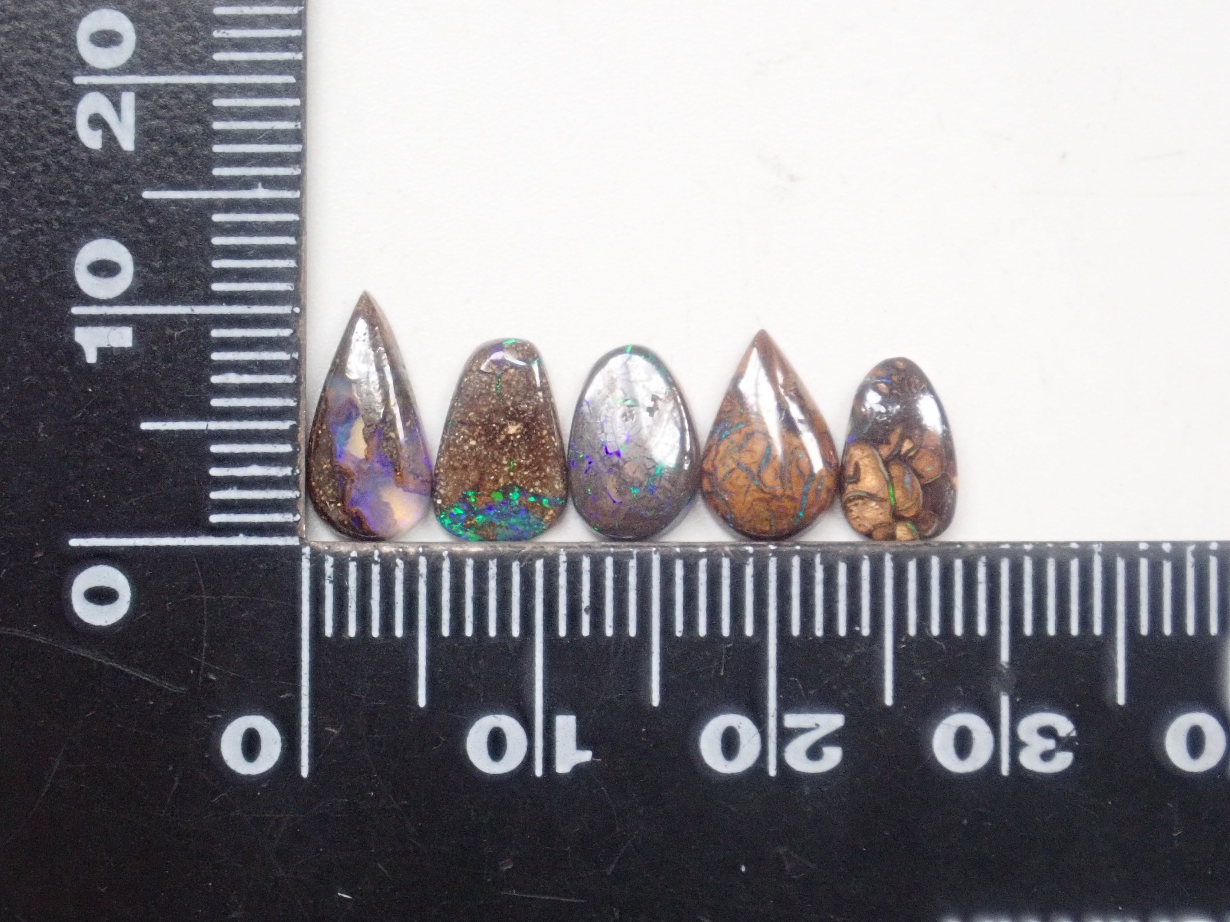 限量 15 顆寶石,其中 1 顆為澳洲鐵蛋白石散石,可享多顆購買折扣