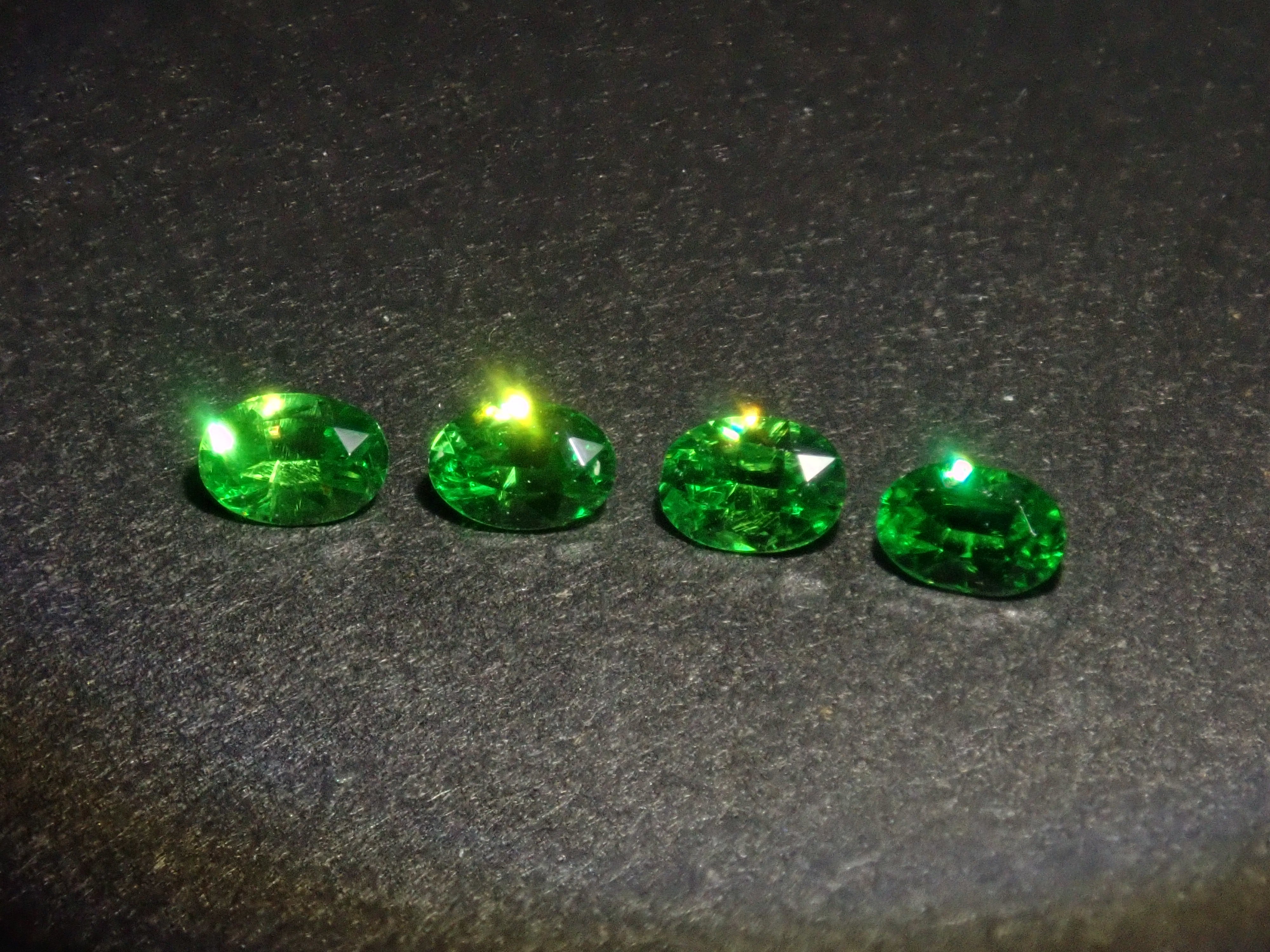 【9/5 22時販売】《限定4石》ロシア産デマントイドガーネット1石ルース(オーバルカット,約3×2mm)《複数購入割引有》