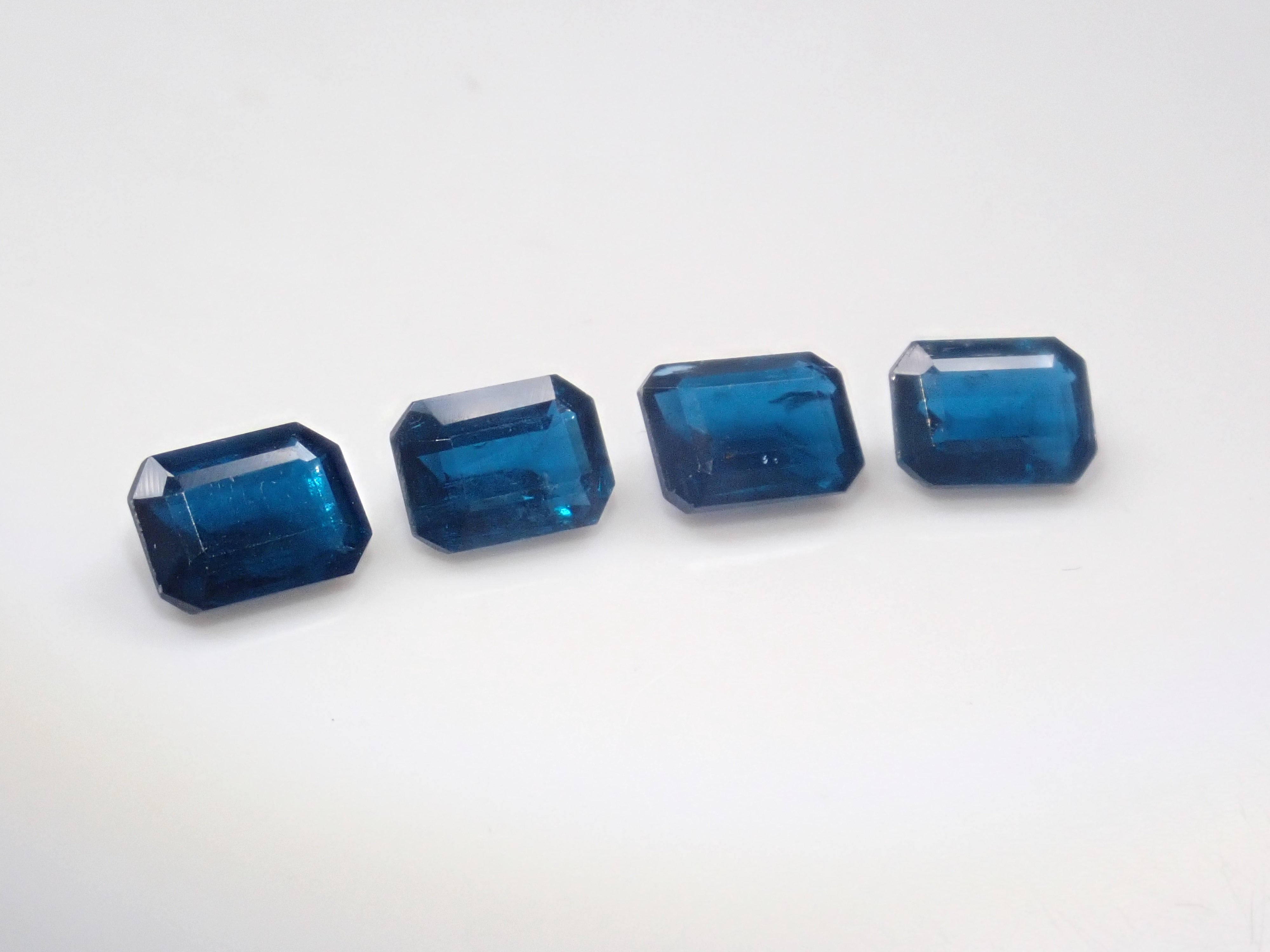 【5/17 22時販売】ネパール産カイヤナイト1石ルース(インディゴブルーカラー,4×6mm,オーバルカット)《複数購入割引有》