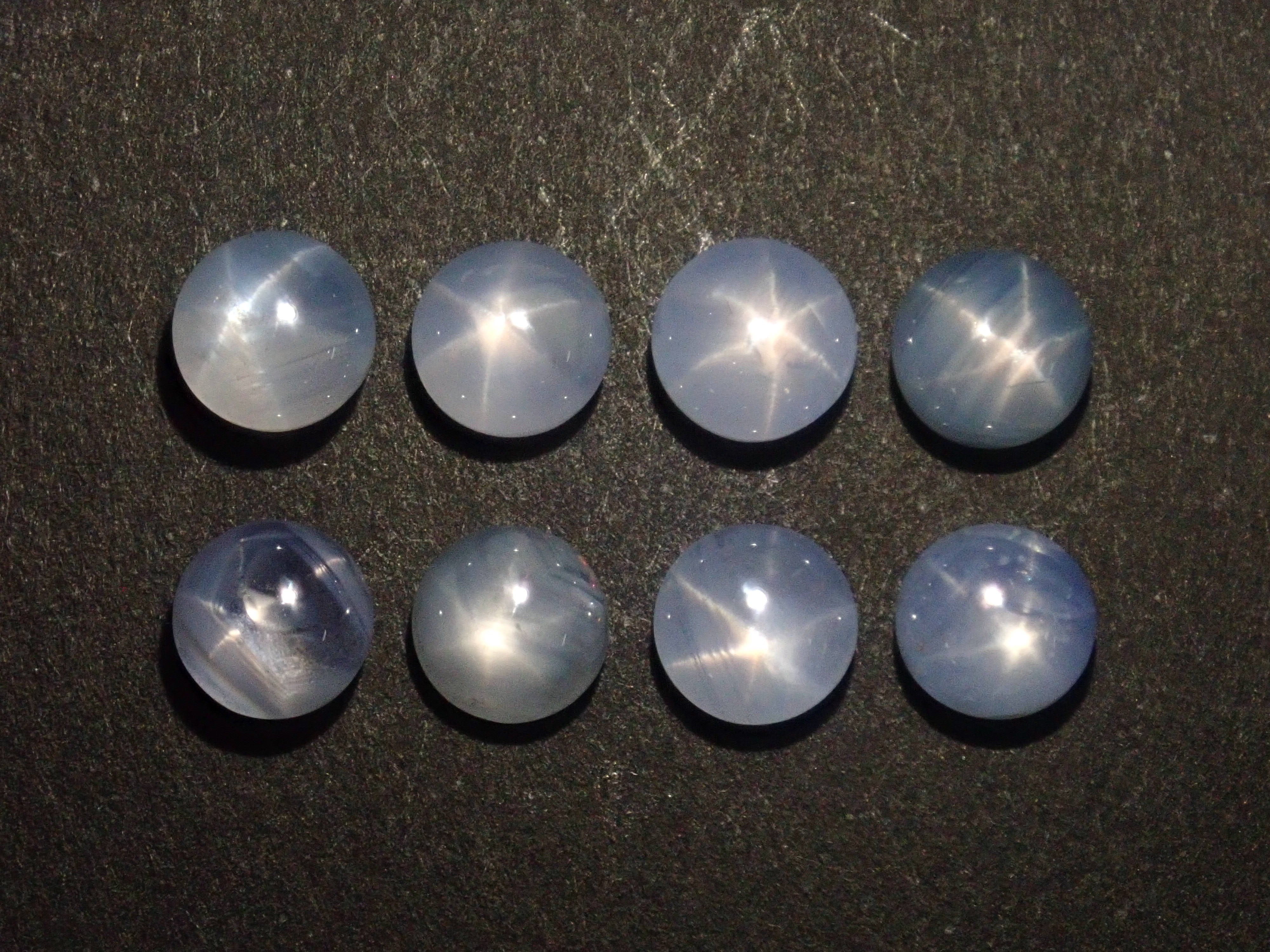 《限定8石》スリランカ産スターサファイア1石ルース(5mm,ラウンドカボションカット)《複数購入割引有》