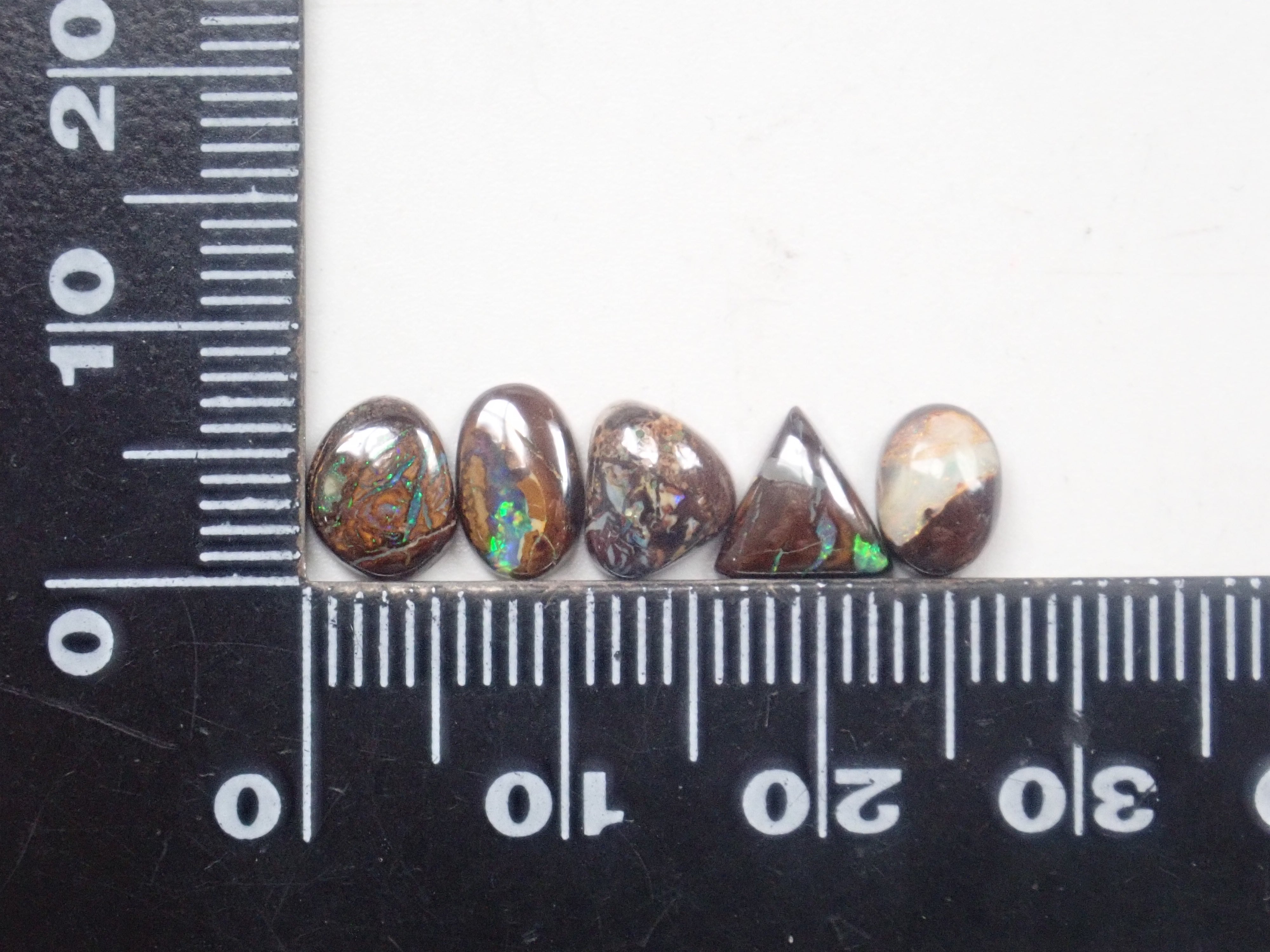 限量 15 顆寶石,其中 1 顆為澳洲鐵蛋白石散石,可享多顆購買折扣