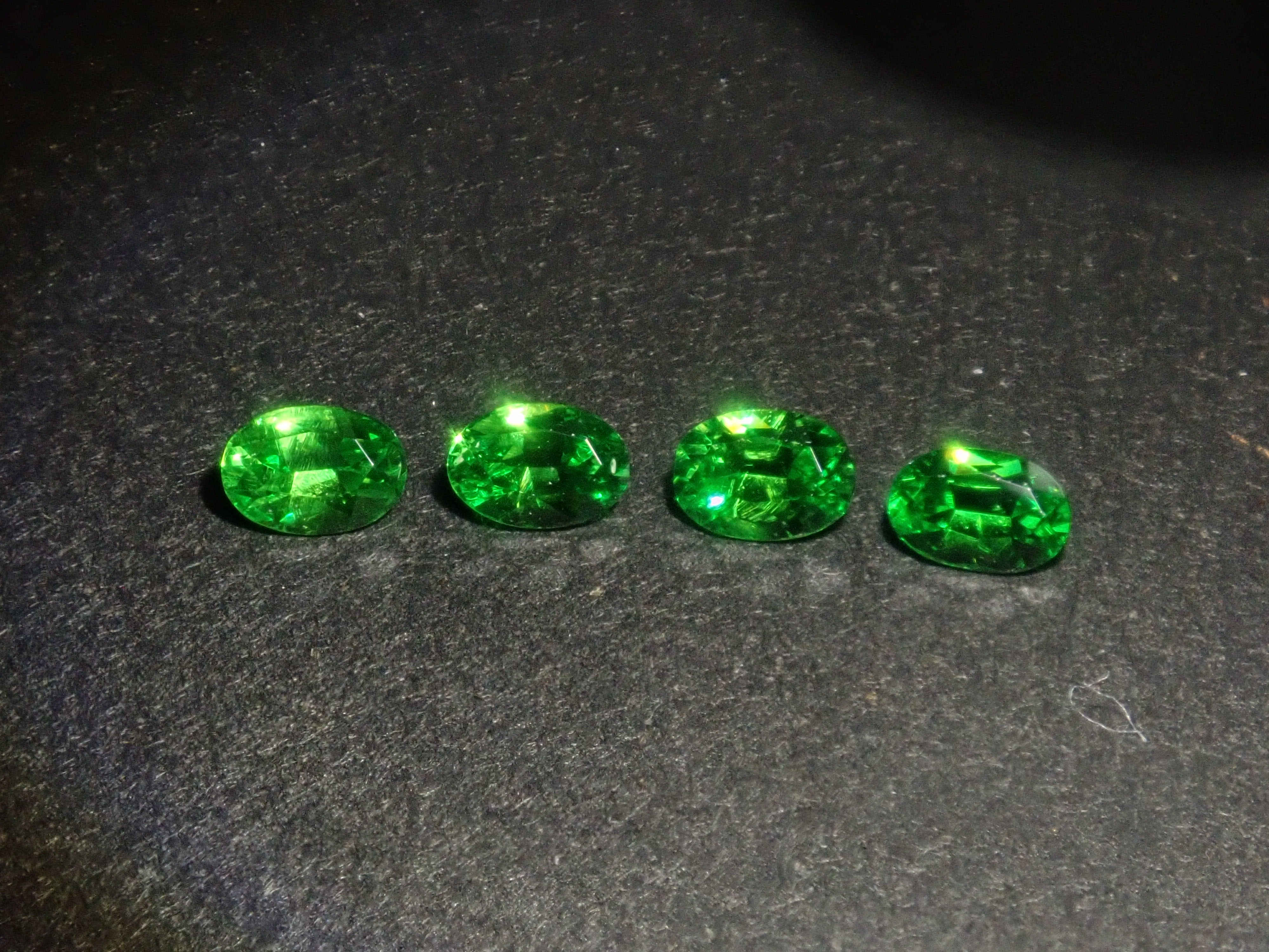 【9/5 22時販売】《限定4石》ロシア産デマントイドガーネット1石ルース(オーバルカット,約3×2mm)《複数購入割引有》