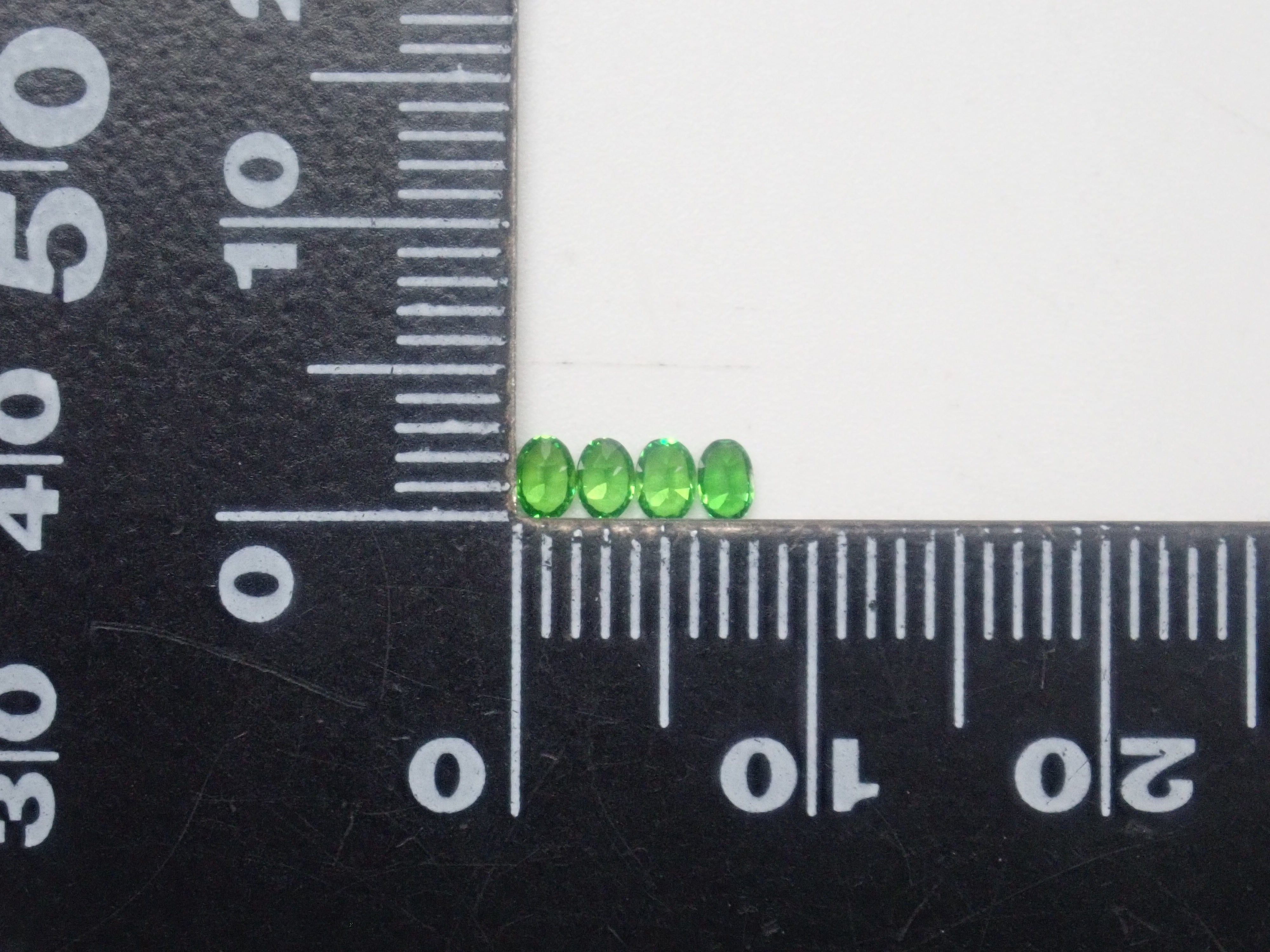 【9/5 22時販売】《限定4石》ロシア産デマントイドガーネット1石ルース(オーバルカット,約3×2mm)《複数購入割引有》