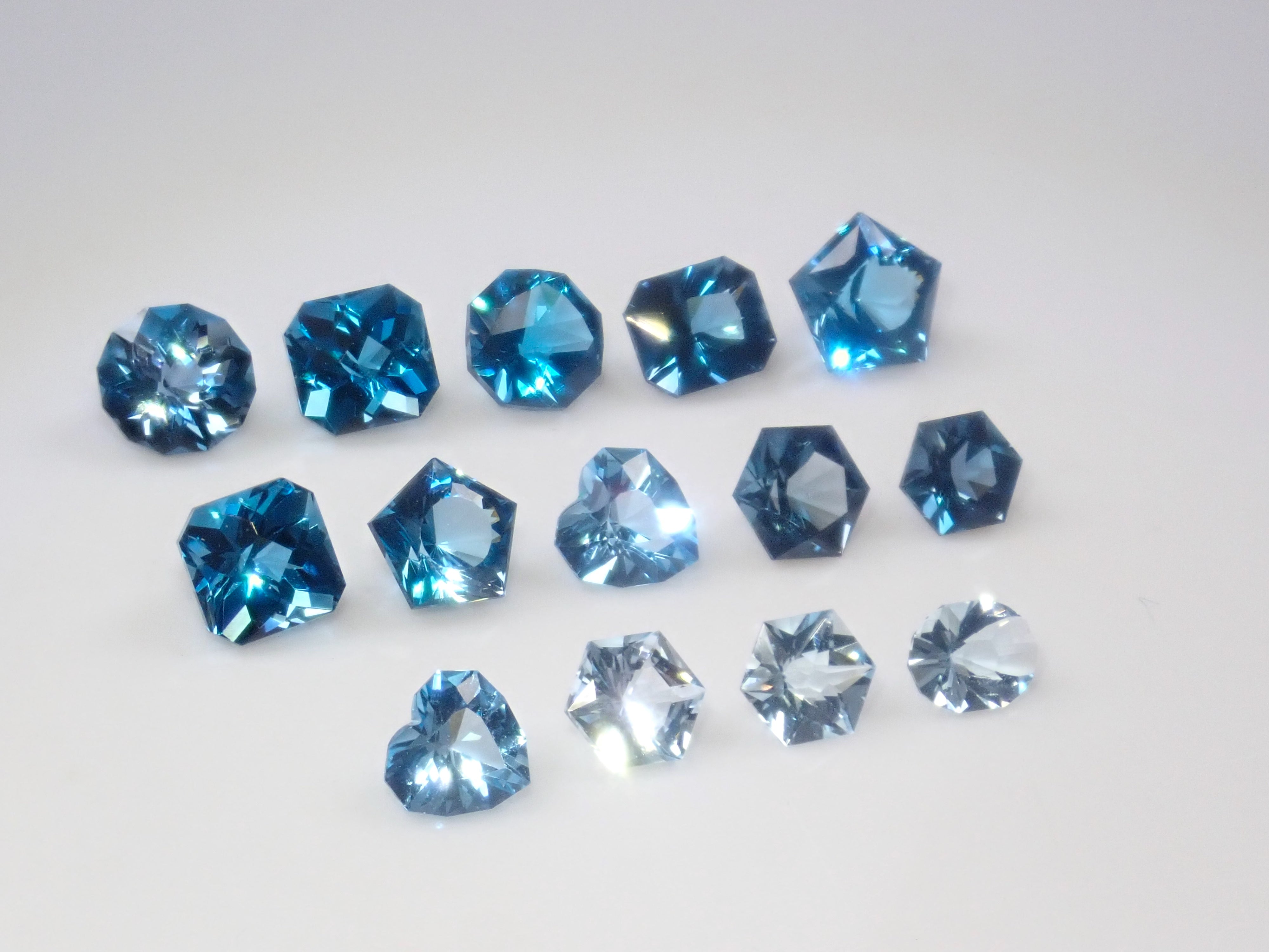 【1/11 22時販売】《限定13石》甲州貴石切子《月型切子》のブルートパーズ10ctを含むブルートパーズガチャ1石ルース《複数購入割引有》