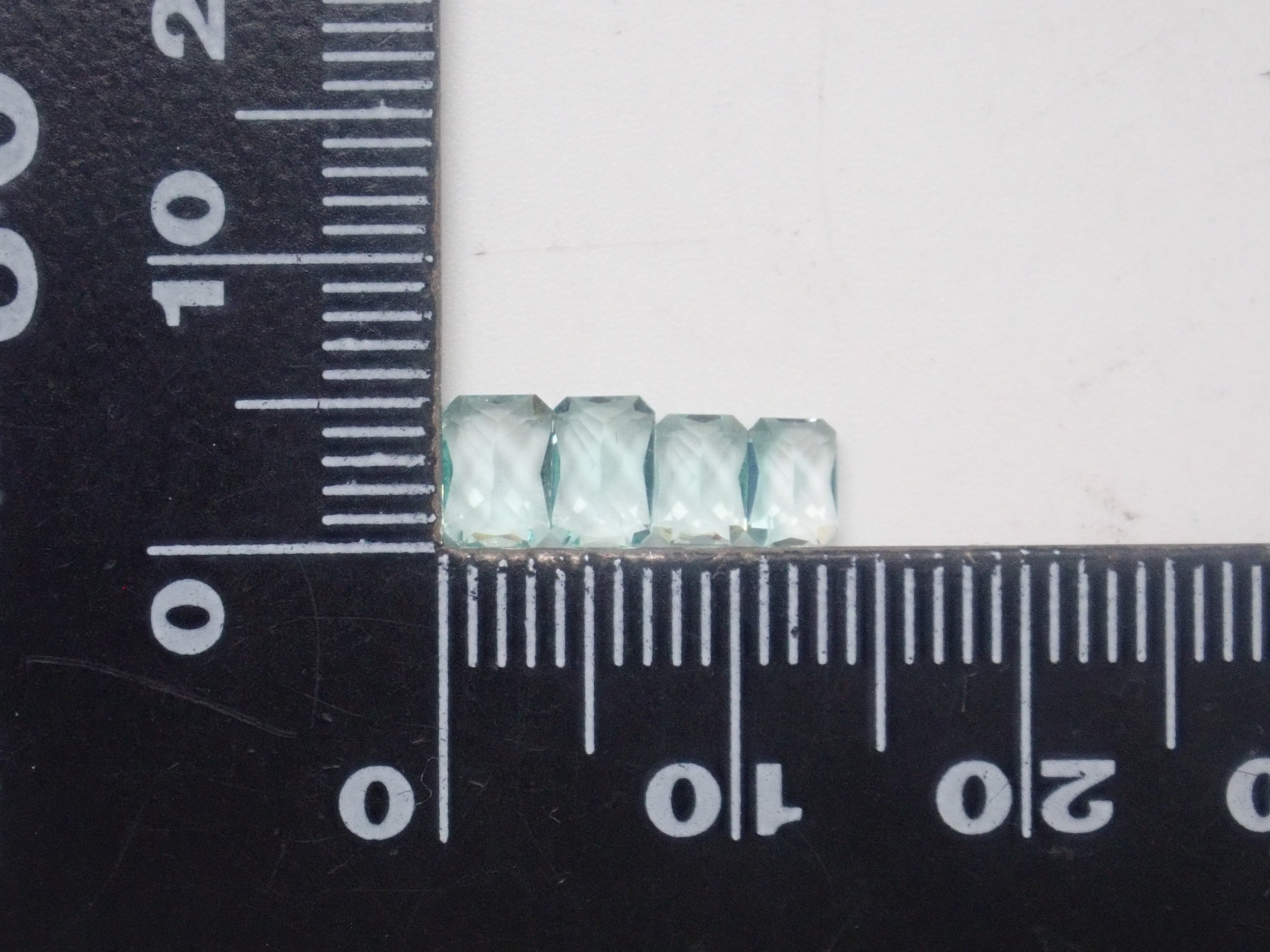 限量 9 顆寶石,其中 1 顆為尼日利亞綠柱石裸石,可享多顆購買折扣